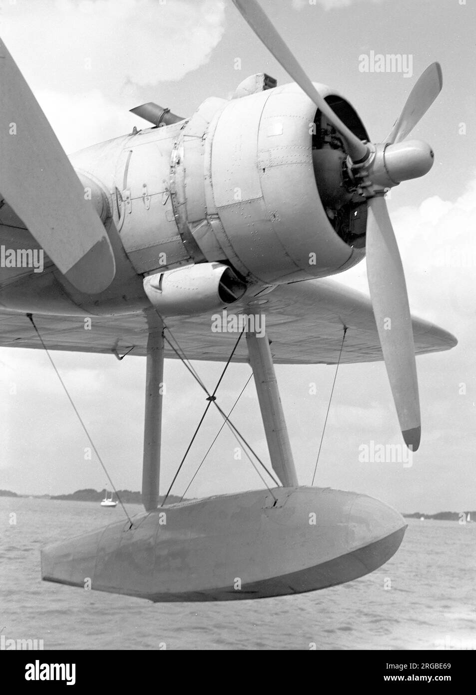 Short S.25 Sandringham 4 VP-LVE 'Southern Cross' (msn SH.55C, ex JM715), des Antilles Air Boats, immatriculées dans British Virgin Isles. Vue sur le moteur extérieur du port (numéro 1), lors du délavoir à Calshot en octobre 1977. Cet avion est retourné au Royaume-Uni en 1984 et est maintenant conservé au Solent Sky Museum de Southampton Banque D'Images