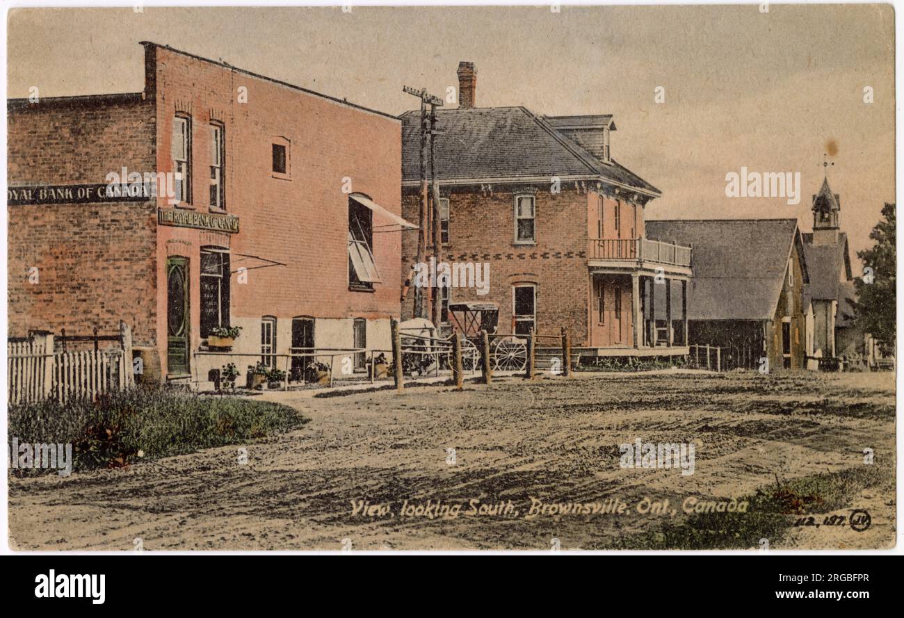 Rue à Brownsville (vers le sud), Ontario, Canada, avec la Banque Royale du Canada sur la gauche. Banque D'Images