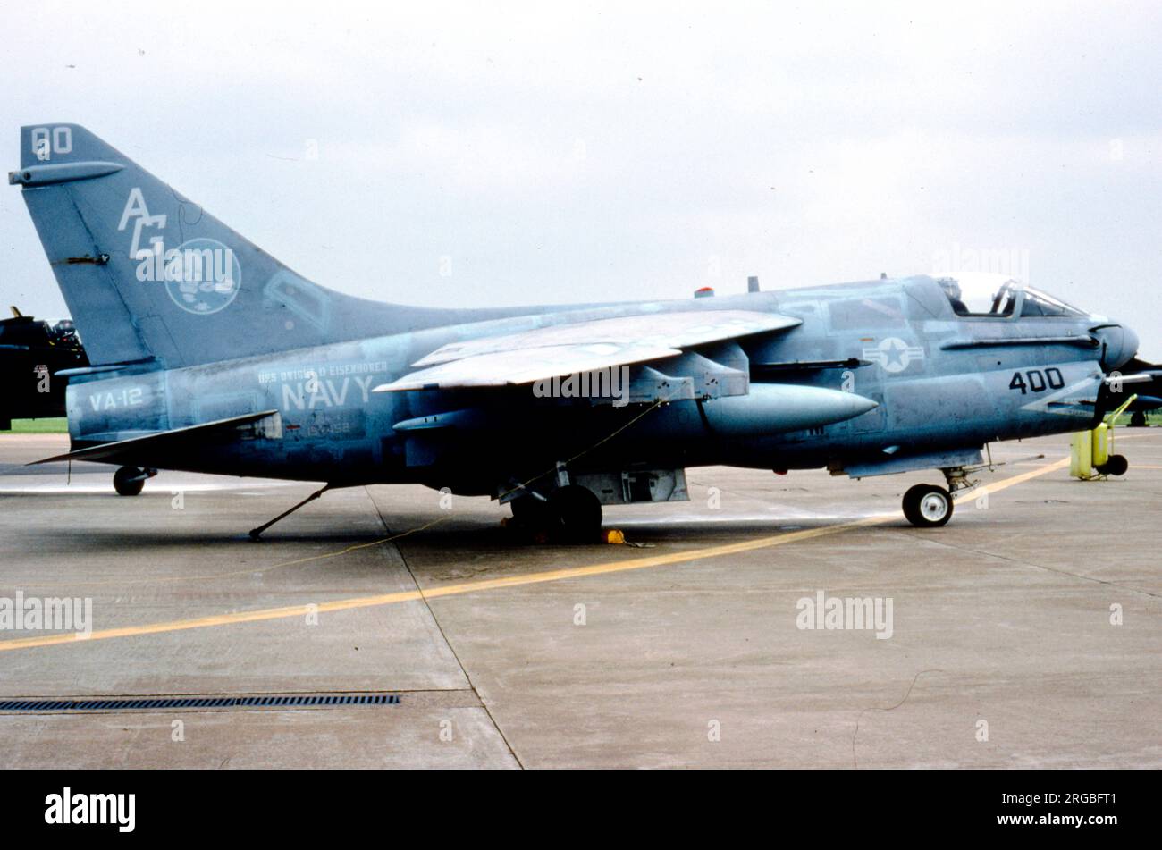 United States Navy - Ling-Temco-Vought A-7A-4a-CV Corsair II 153152 (msn A61, code de base 'AG', panneau d'appel '400' ), de va-12, embarqué sur USS Dwight D. Eisenhower. Converti en A-7P (numéro de conversion P-010) et fourni à l'AF portugais sous la forme PoAF 5510. Perdu dans un accident de collision au sol près de Vila Vicos le 4 décembre 1989, le pilote a été tué. Banque D'Images
