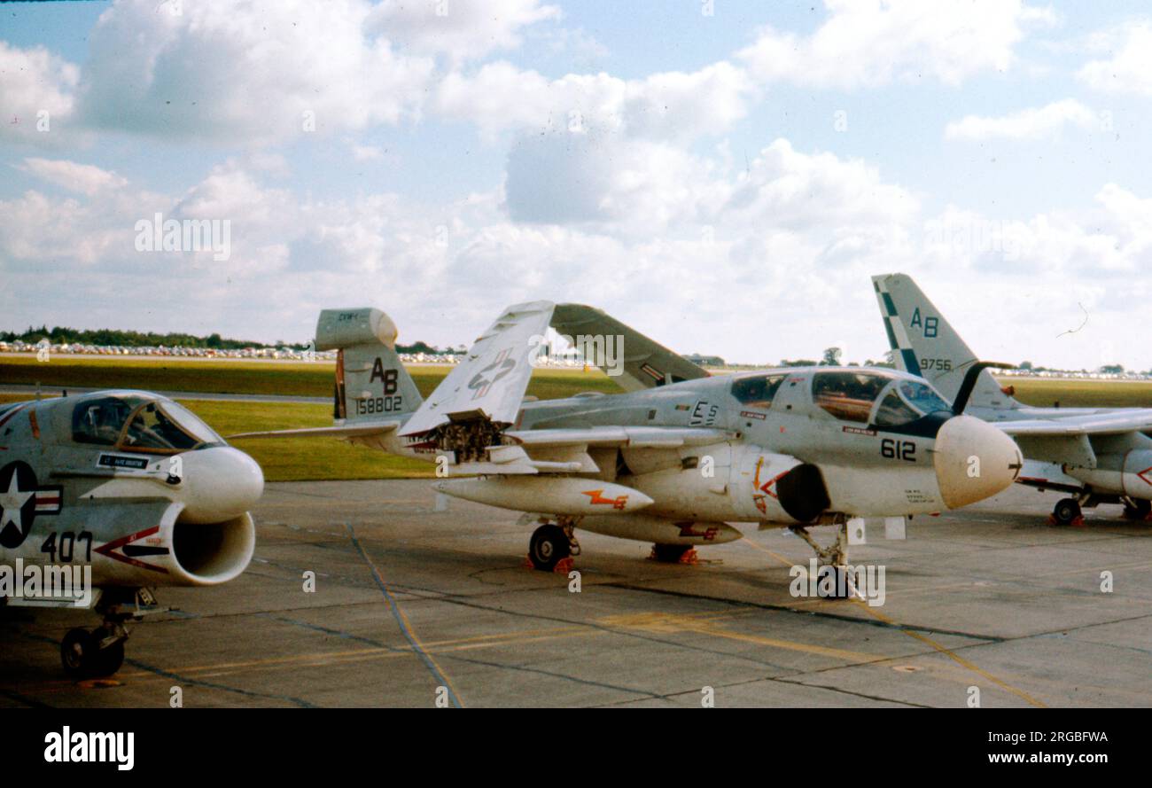 Marine des États-Unis - Grumman EA-6B-45-GR EXCAP Prowler 158802 (msn P32, code de base 'AB', indicatif d'appel '612'), de VAQ-133 'Wizards', embarqué sur l'USS John F. Kennedy, à Greenham Common pour le International Air Tattoo le 26 juin 1977. Banque D'Images