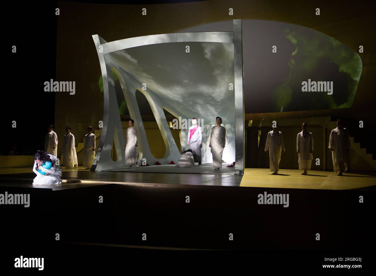 Edimbourg. Écosse, Royaume-Uni. 8 août 2023. Photocall : Trojan Women court extrait de performance avec la distribution de Trojan Women en costume complet au Festival Theatre dans le cadre du Festival International d'Édimbourg. Mer. 9 - ven. 11 août crédit photo : Pako Mera/Alamy Live News Banque D'Images