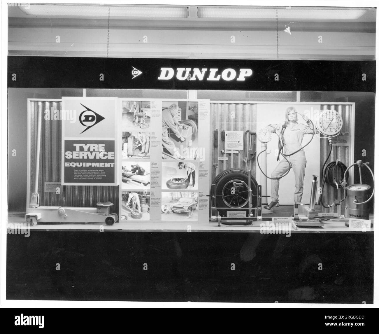 Affichage de la fenêtre Dunlop tire Service Equipment. Banque D'Images