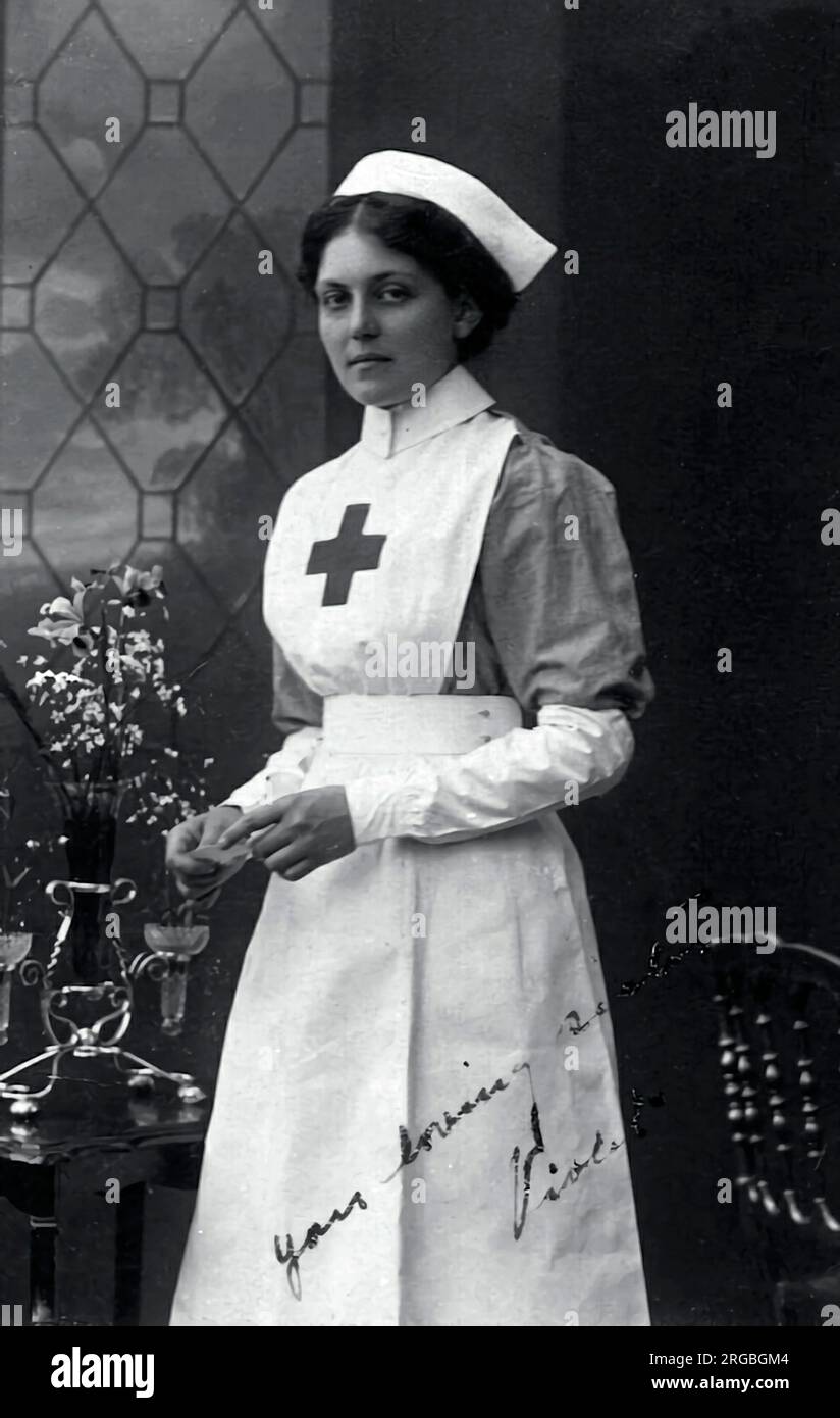 Violet Constance Jessop (1887-1971) photographié en uniforme de détachement d'aide volontaire alors qu'il était affecté au HMHS Britannic, vers 1915 - une infirmière, qui a non seulement survécu au naufrage du Titanic «insubmersible», mais aussi aux collisions de ses deux navires jumeaux Britannic et Olympic. Elle est souvent appelée la «reine des navires coulant», ainsi que «Miss insubmersible». Banque D'Images