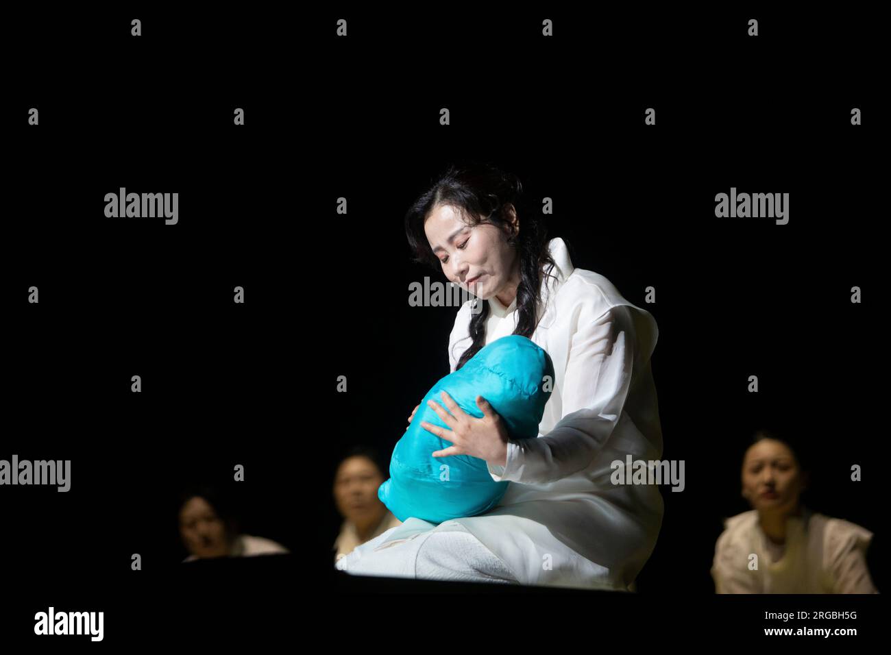 Edimbourg. Écosse, Royaume-Uni. 8 août 2023. Photocall : Trojan Women court extrait de performance avec la distribution de Trojan Women en costume complet au Festival Theatre dans le cadre du Festival International d'Édimbourg. Mer. 9 - ven. 11 août crédit photo : Pako Mera/Alamy Live News Banque D'Images