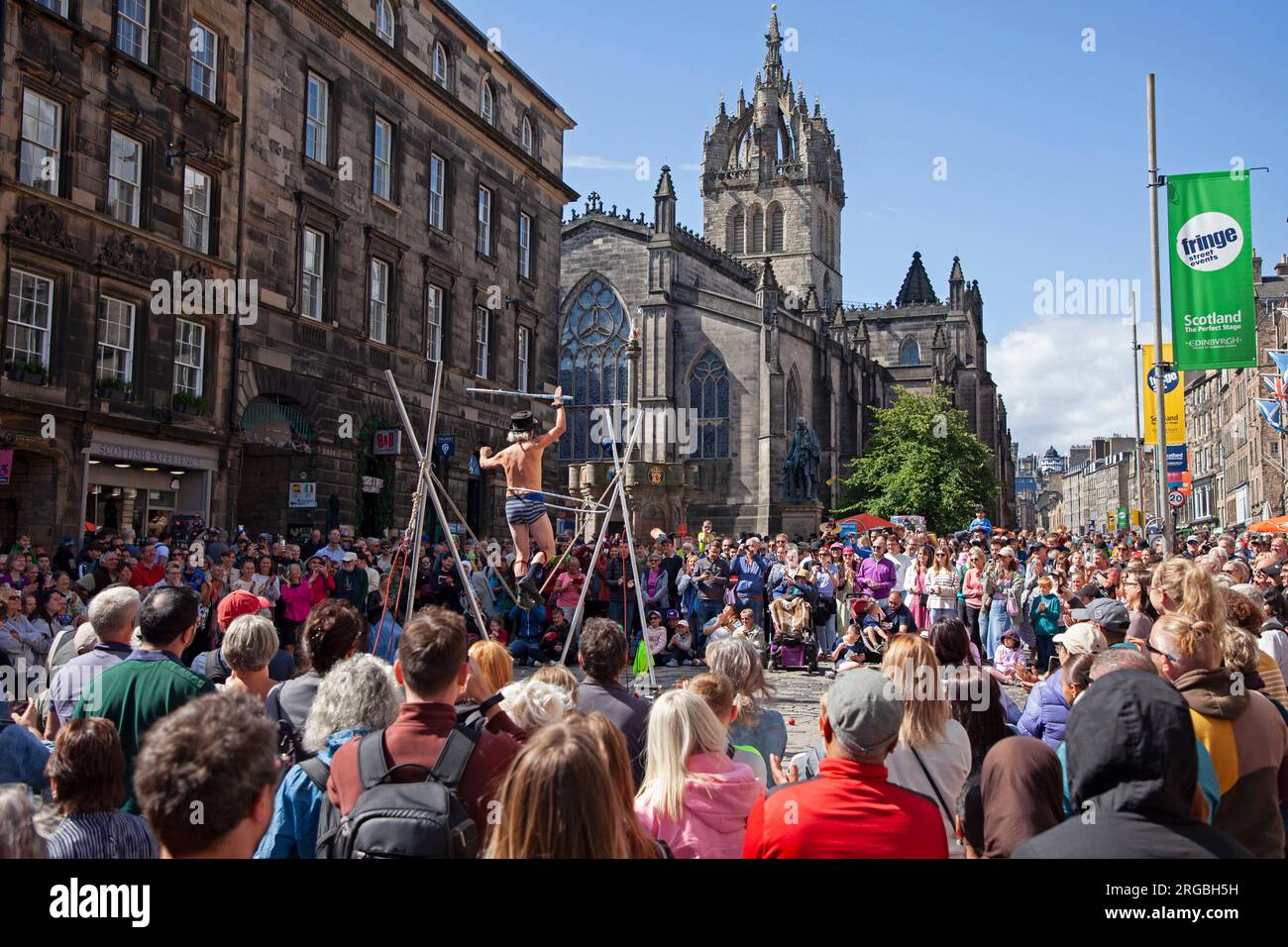 Royal Mile, Édimbourg, Écosse, Royaume-Uni. Journée bien remplie au Edinburgh Fringe Festival, le grand public s'arrête pour regarder et se divertir par les Street Performers sur High Street, aidés par le soleil et le temps plus chaud. Les foules en photo regardent Kwabana Lindsay, artiste professionnel de rue. Crédit : Archwhite/alamy Live News. Banque D'Images