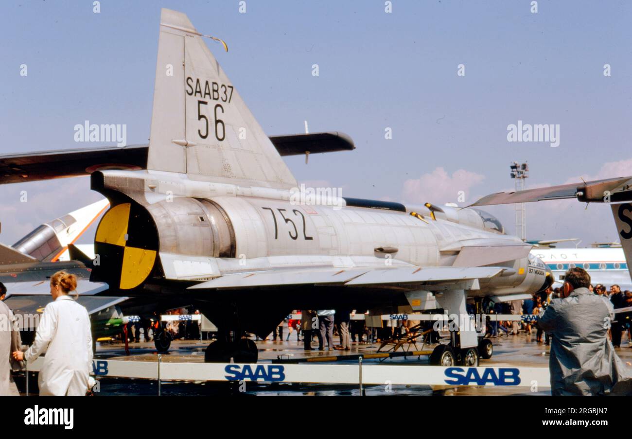 SAAB AJ37 Viggen 56 (msn 37-6), le prototype 6th, exposé au salon de l'Air de Paris à l'aéroport du Bourget en juin 1969, avec série de spectacles aériens 752. Banque D'Images