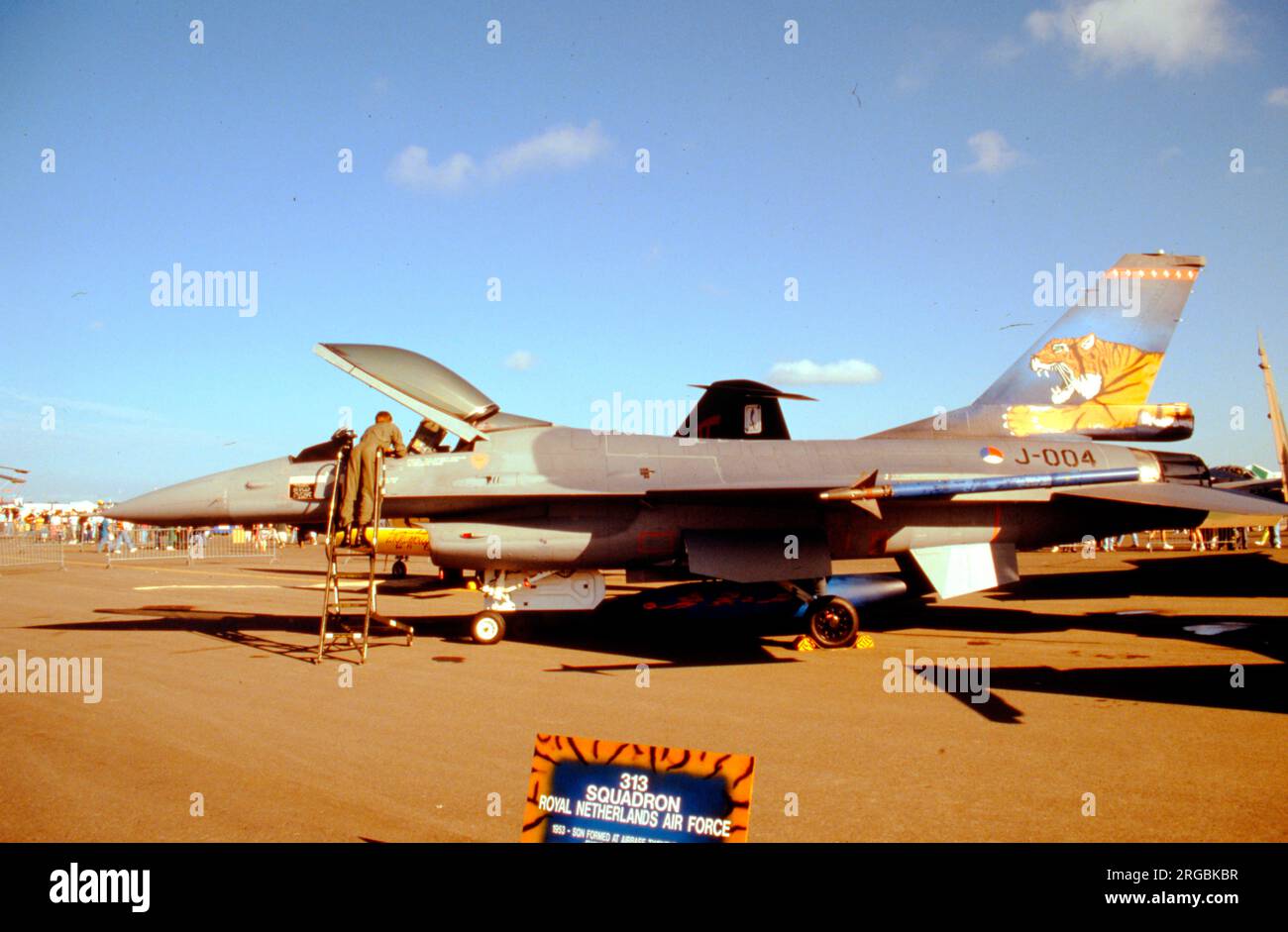 Koninklijke Luchtmacht - General Dynamics F-16A Faucon Faucon J-004 (msn 6D-160), du 313 Escadron, à la RAF Fairford pour le Royal International Air Tattoo le 22 juillet 1991. (Koninklijke Luchtmacht - Royal Netherlands Air Force). Banque D'Images