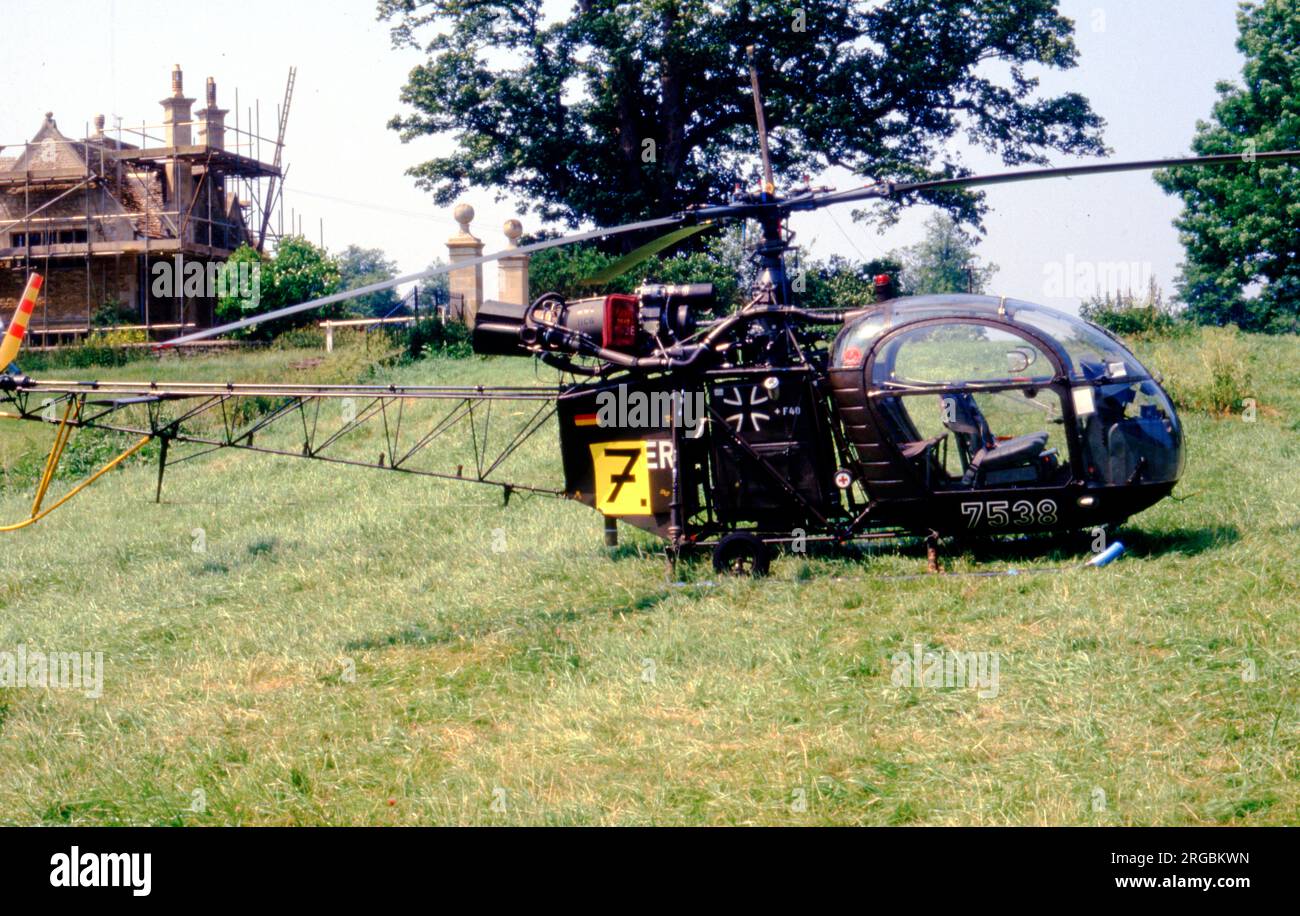 Heeresflieger - Aerospatiale se.3130 Alouette II 75+38 (msn 1340), au Château Ashby pour les Championnats du monde d'hélicoptères, le 26 juin 1986, avec le numéro de compétition '7'. (Heeresflieger - Aviation militaire allemande). Banque D'Images
