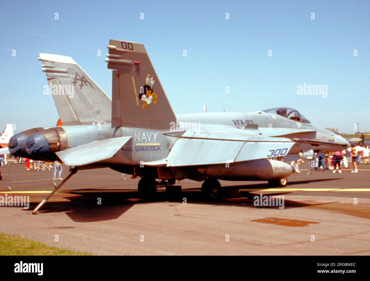 United States Navy (USN) - McDonnell Douglas F/A-18C Hornet 163444 (msn 648, code de base 'AA', indicatif d'appel '300'), de VFA-83, s'est embarqué sur l'USS Saratoga, au Boscombe Down - Air Tournament international le 13 juin 1992. Banque D'Images