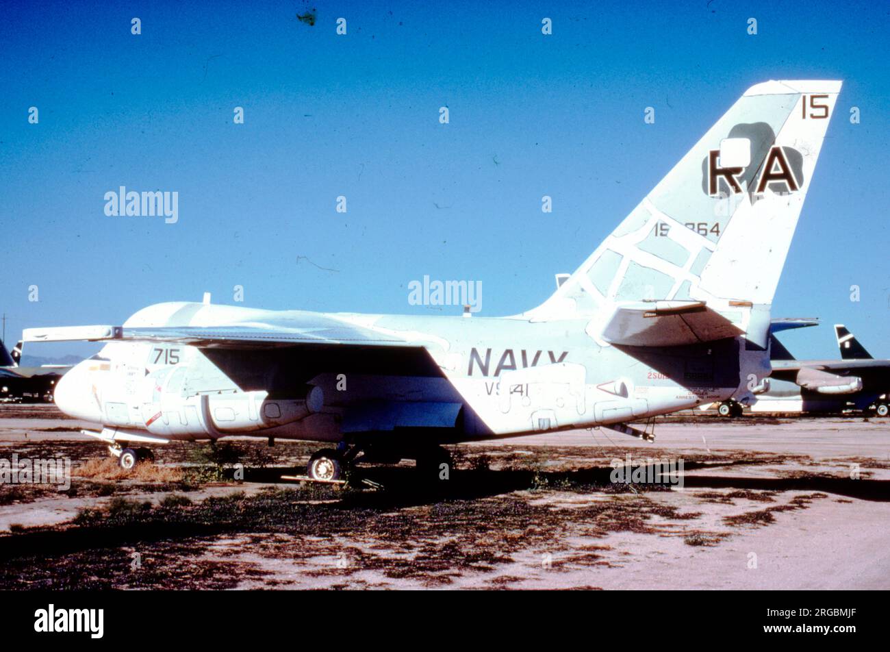 Marine des États-Unis (USN) - Lockheed S-3A Viking 158864 (MSN 394A-1012), à la base aérienne Davis-Monthan pour entreposage de juin 1978 à mars 1984. (Retourné en service mais s'est écrasé au décollage de l'USS John F. Kennedy le 14 novembre 1999). Banque D'Images