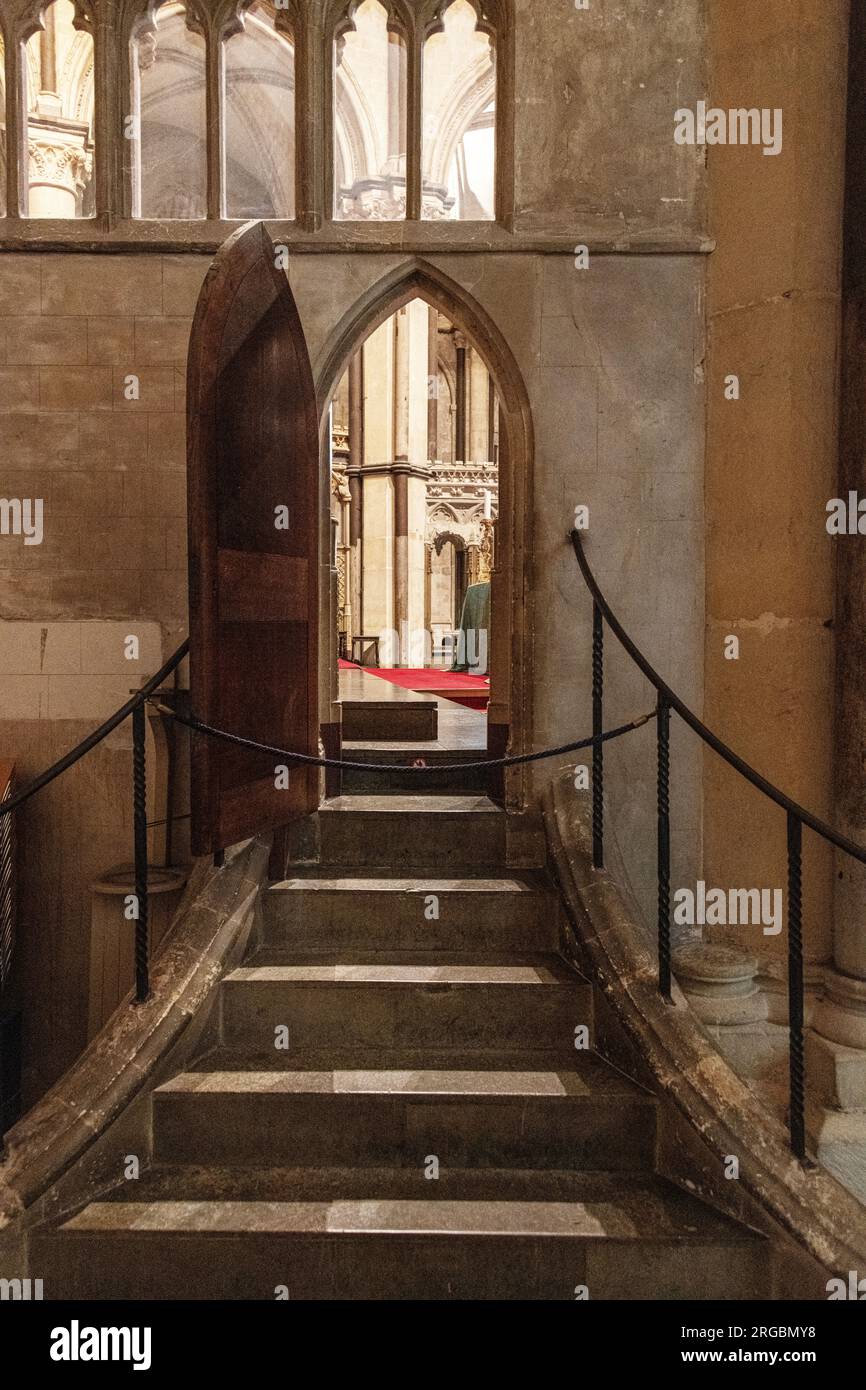 Photo d'intérieur d'une porte ouverte à l'intérieur de la cathédrale de Canterbury, Kent, Londres. Banque D'Images