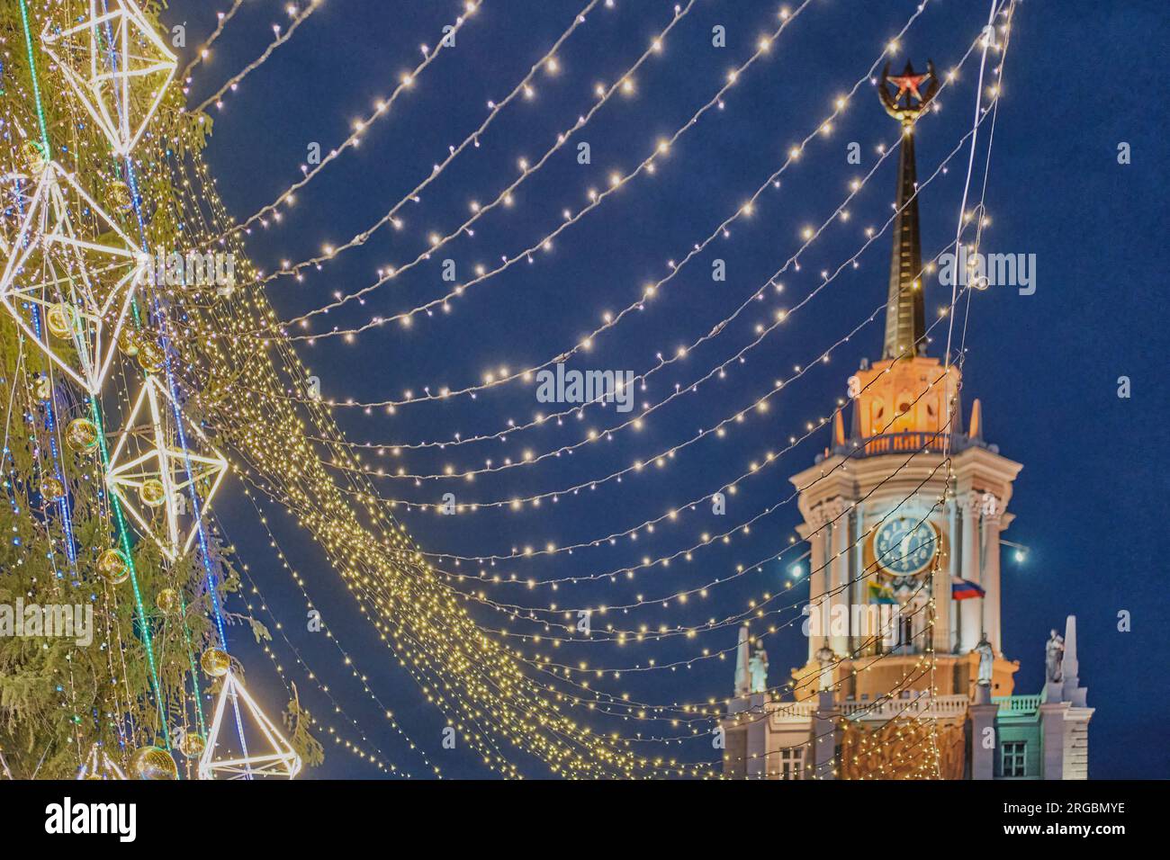 Décor sur arbre de Noël sur fond de bâtiment de l'administration de la ville d'Ekaterinbourg, Russie. Banque D'Images