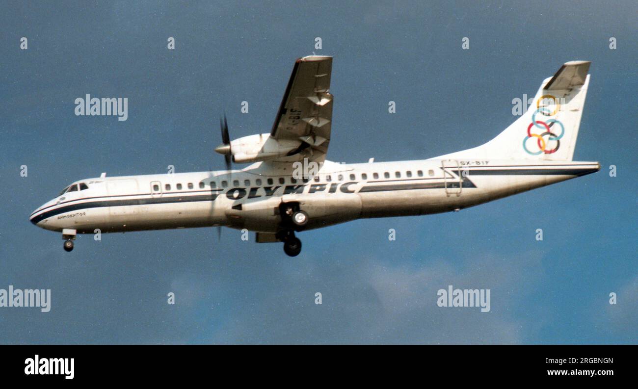 ATR 72-202 SX-BIE (msn 239), d'Olympic Airlines, à l'approche de l'aéroport international d'Athènes. Banque D'Images