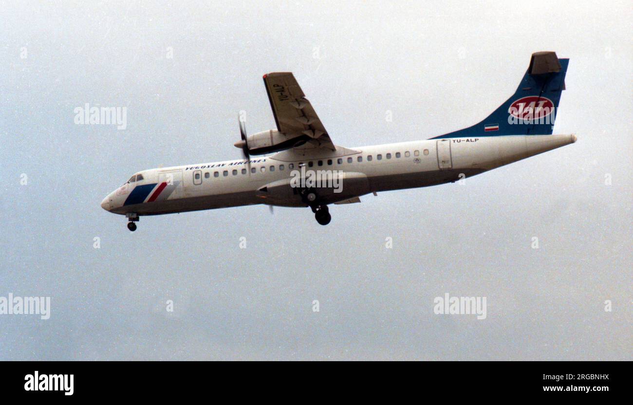 ATR 72-202 YU-ALP (msn 189), de JAT Yyougoslaves Airlines, à l'approche de l'aéroport international d'Athènes. Banque D'Images