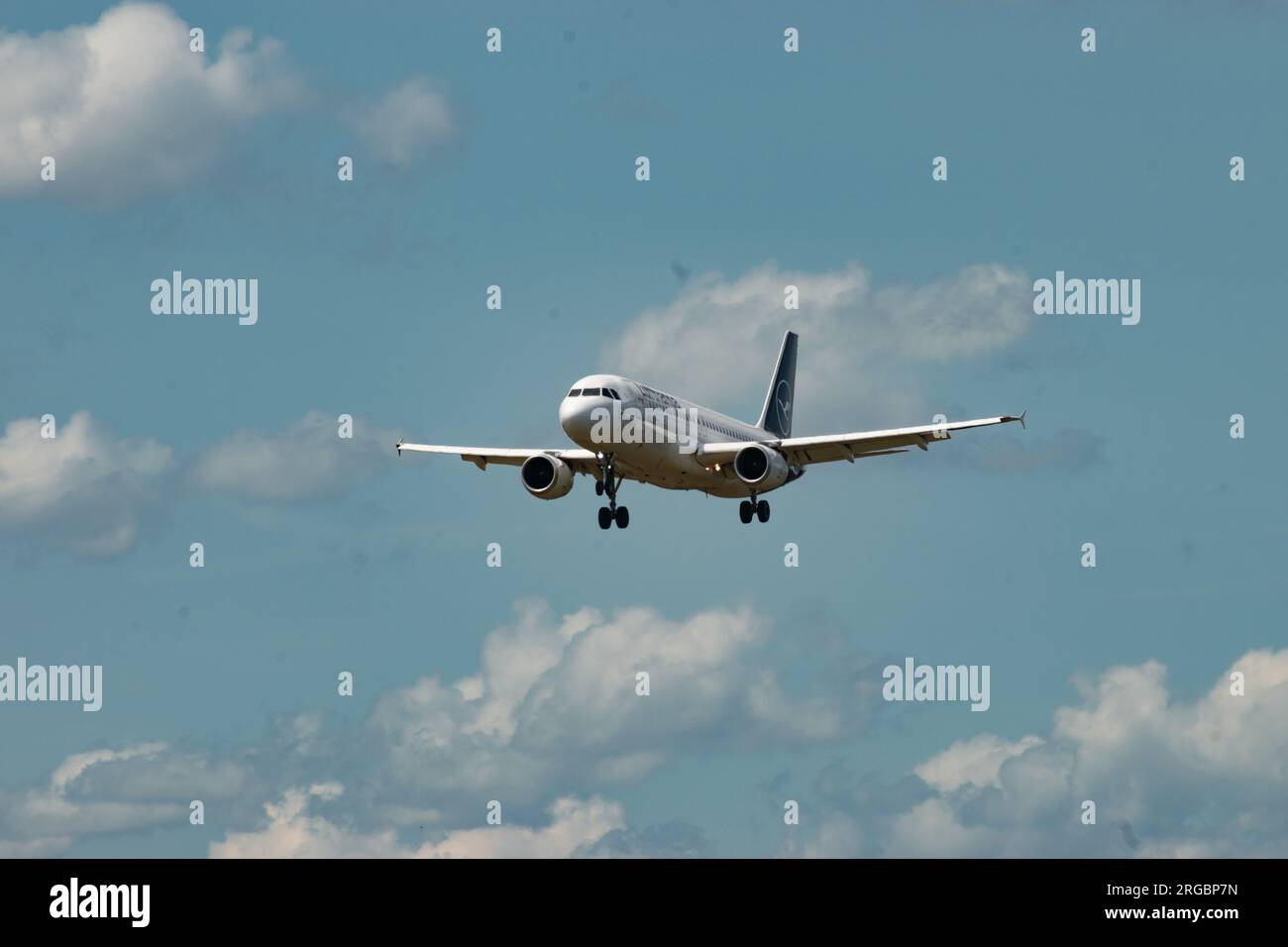 Zurich, Suisse, le 13 juillet 2023 l'Airbus A320-211 de D-AIQS Lufthansa atterrit sur la piste 14 Banque D'Images