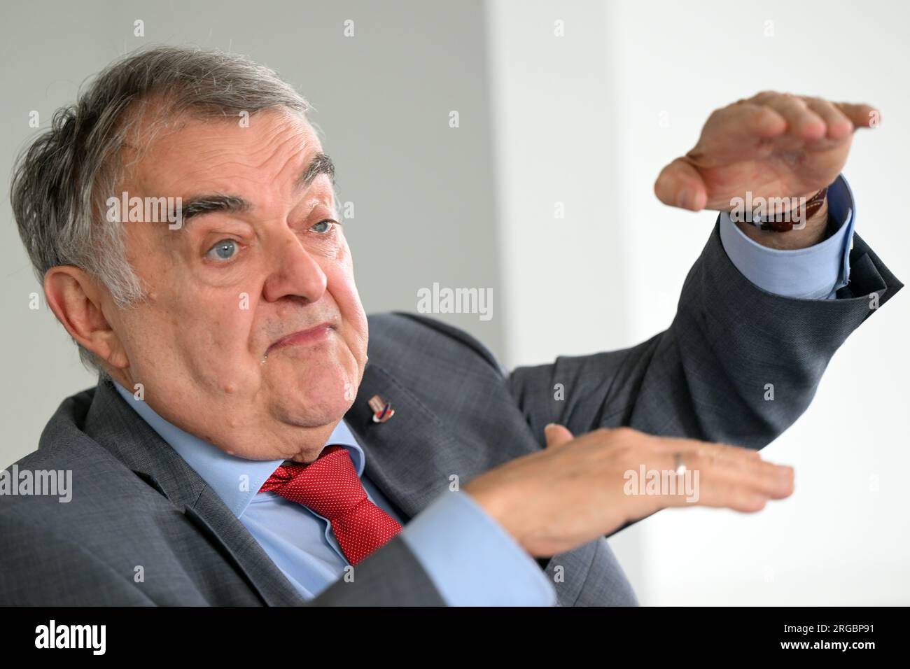 Duesseldorf, Allemagne. 08 août 2023. Herbert Reul (CDU), ministre de l'intérieur de Rhénanie-du-Nord-Westphalie, intervient lors d'une interview avec l'Agence de presse allemande. Crédit : Federico Gambarini/dpa/Alamy Live News Banque D'Images