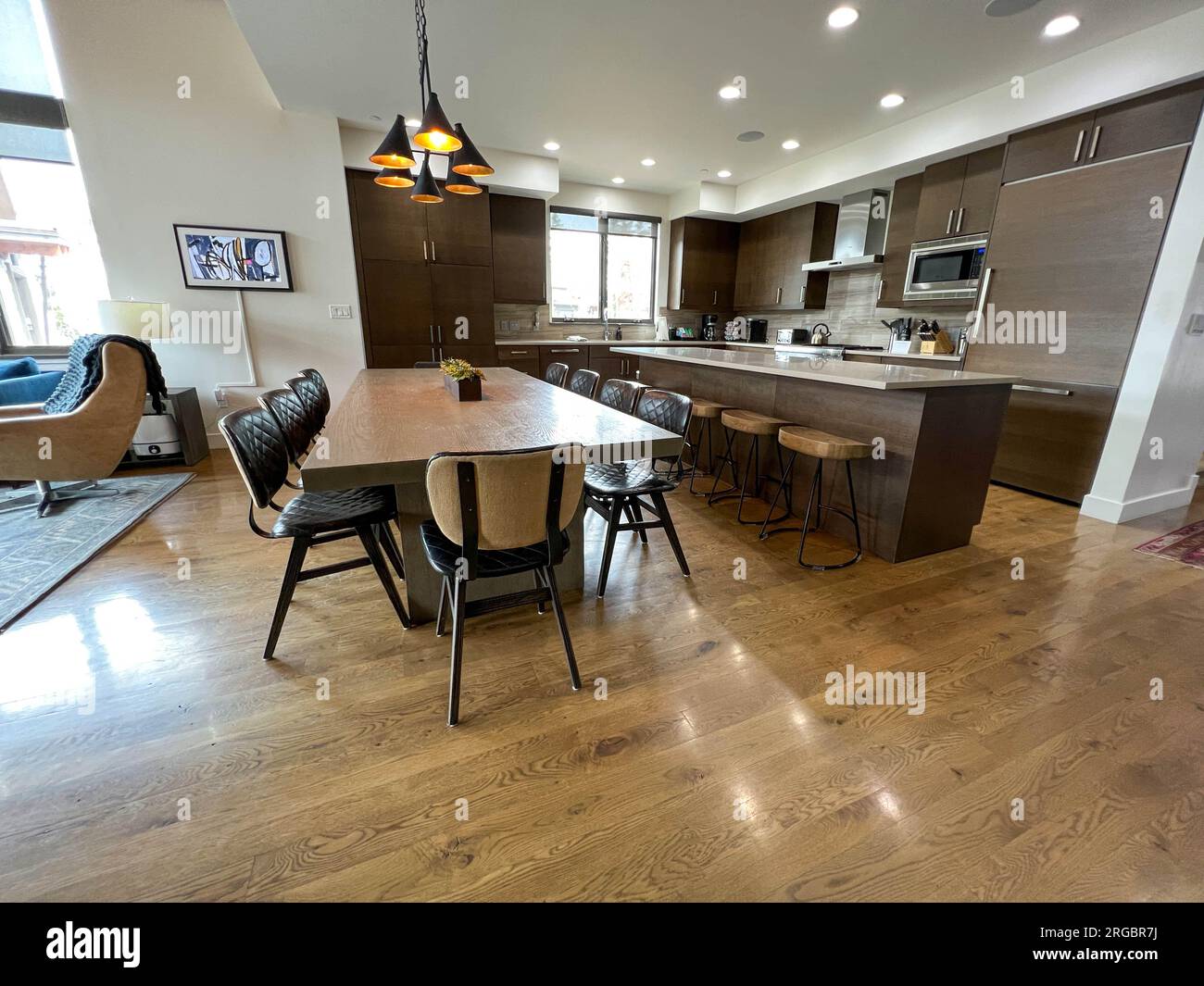 Big Sky, MT États-Unis - 2 juin 2023 : une cuisine et salle à manger magnifiquement aménagées dans une maison de vacances à Big Sky, Montana. Banque D'Images