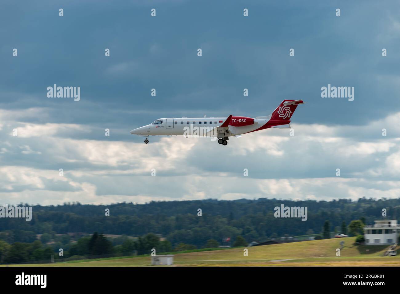 Zurich (Suisse), le 13 juillet 2023 l'avion TC-RSC Bombardier Learjet 45 atterrit sur la piste 14 Banque D'Images