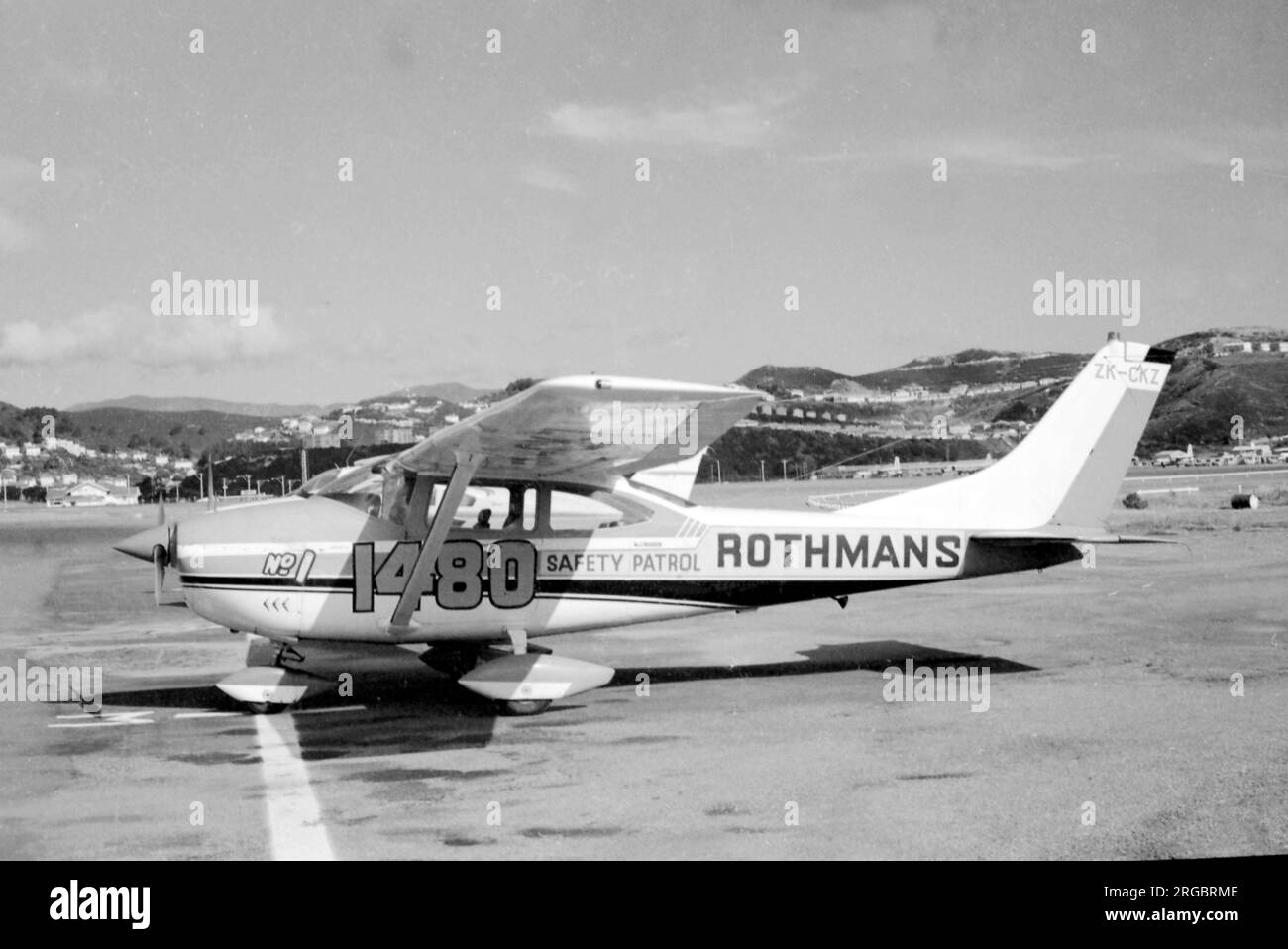 Cessna 182J ZK-CKZ (msn 18256864). Patrouille de sécurité 1480, parrainée par Rothmans. Banque D'Images