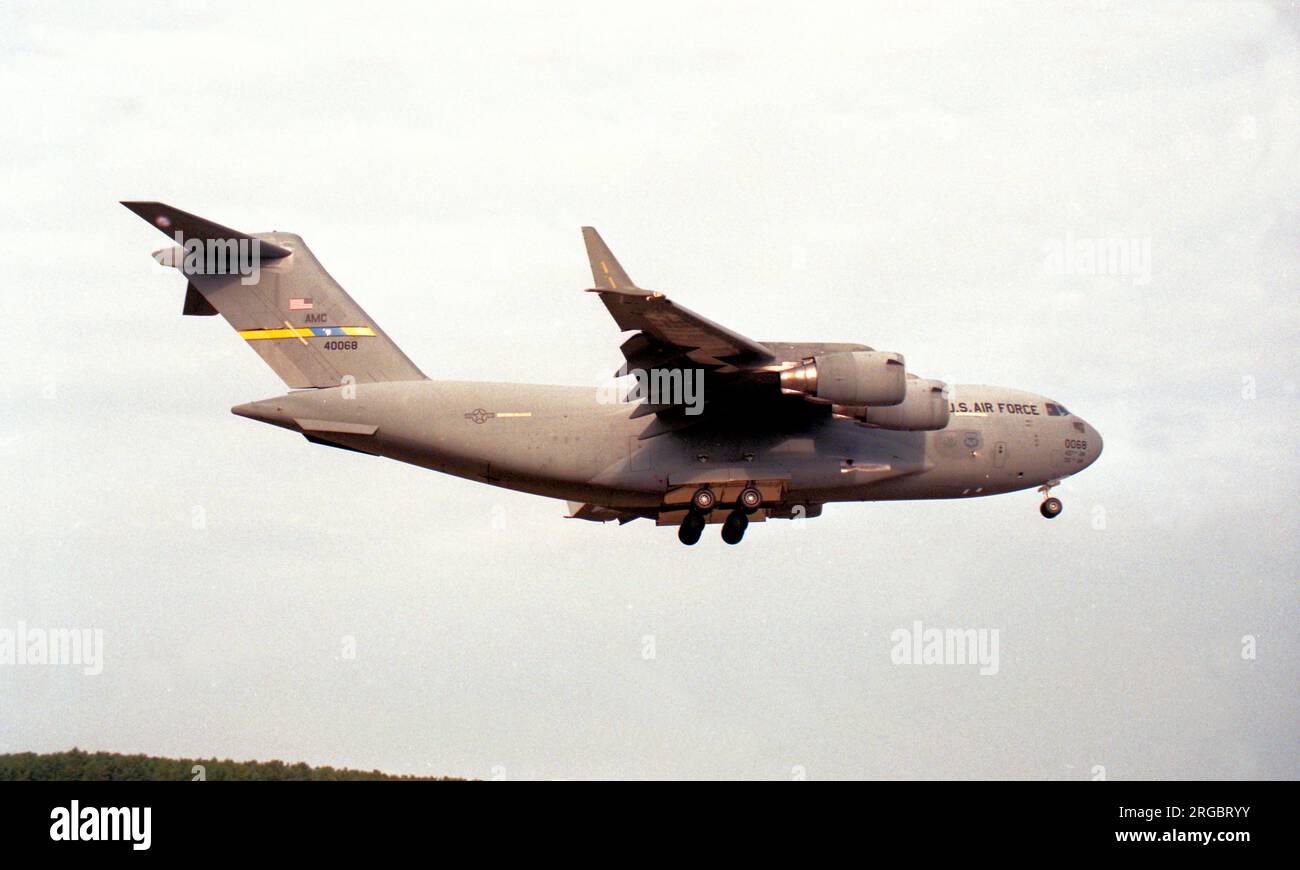 United States Air Force - McDonnell Douglas C-17A Lot II Globemaster III 94-0068 (msn 50028, ligne numéro F27), en approche de RAF Mildenhall vers février 1999. Banque D'Images United States Air Force - McDonnell Douglas C-17A Lot II Globemaster III 94-0068 (msn 50028, ligne numéro F27), en approche de RAF Mildenhall vers février 1999. Banque D'Images