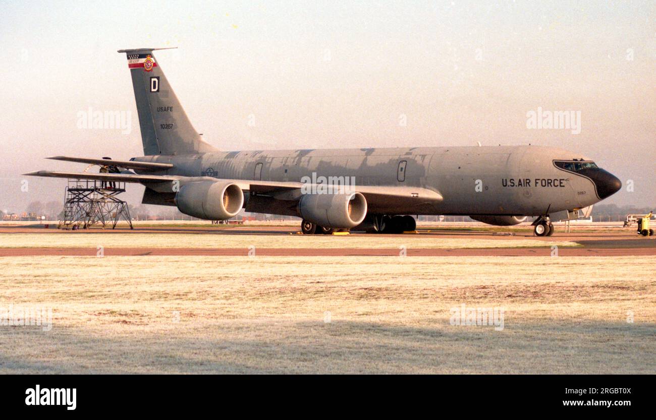 United States Air Force - Boeing KC-135R Stratotanker 61-0267 (msn 18174), à RAF Mildenhall, en janvier 1999, ayant un tuyau d'extension de drgue monté sur la rampe de ravitaillement, lui permettant de ravitailler des avions d'autres nations. Banque D'Images