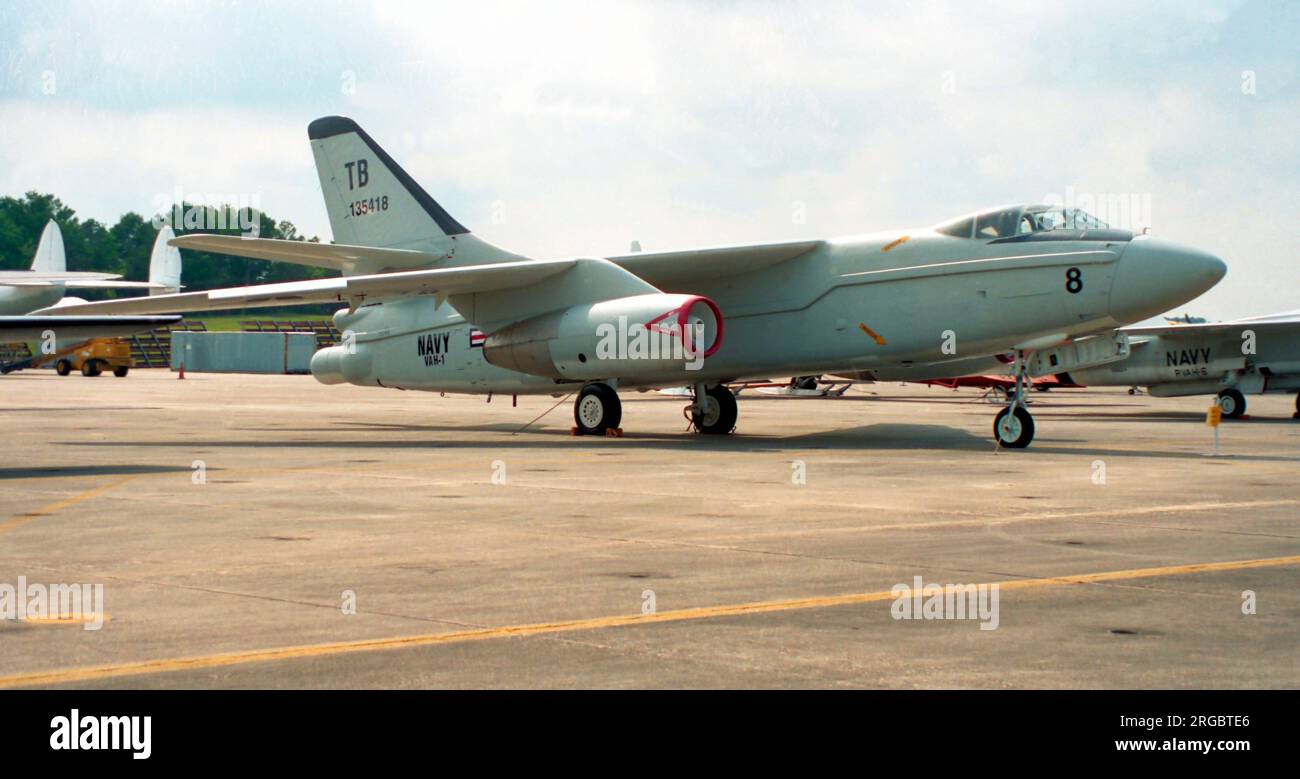 Douglas EA-3A 135418, au Musée de l'aviation navale de Pensacola. L'une des cinq conversions du modèle a-3s pour les missions ELINT et ECM avec quatre « corneilles » dans le compartiment de la baie à bombes faisant fonctionner l'équipement électronique. (Les modèles de conversion ultérieurs de L'Avion A-3B avaient des fenêtres dans le compartiment de la baie de la bombe et pouvaient également être configurés comme des pétroliers). Banque D'Images