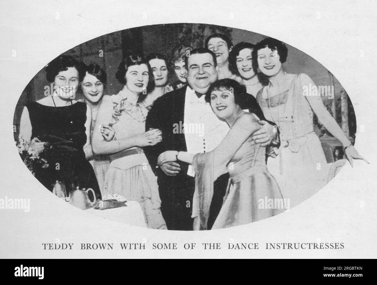 Teddy Brown, chef d'orchestre populaire pendant l'entre-deux-guerres, et un habitué du Kate Meyrick's 43 Club, photographié avec les hôtesses de danse ou instructrices du club. Kate Evelyn 'Ma' Meyrick (1875 -1933), une femme d'affaires irlandaise et 'reine' de la scène de discothèque londonienne. Elle dirigeait '43', un club de jazz de fin de soirée au 43 Gerrard Street à Soho, a été poursuivie à plusieurs reprises pour avoir enfreint les lois sur les licences et est allée en prison pour avoir soudoyé des policiers pour ignorer ces violations. Son livre "secrets of the 43" a été interdit à sa publication en 1933. Trois de ses filles ont épousé des pairs du Royaume. Banque D'Images