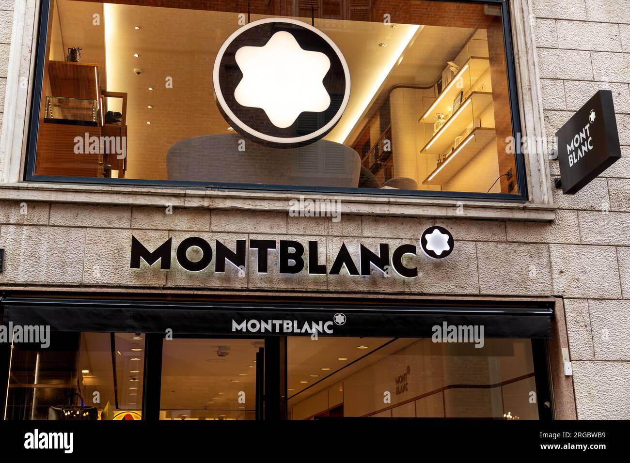Milan, Italie - 29 mars 2022 : logo et vue de face du magasin Montblanc à Milan, Italie. Banque D'Images
