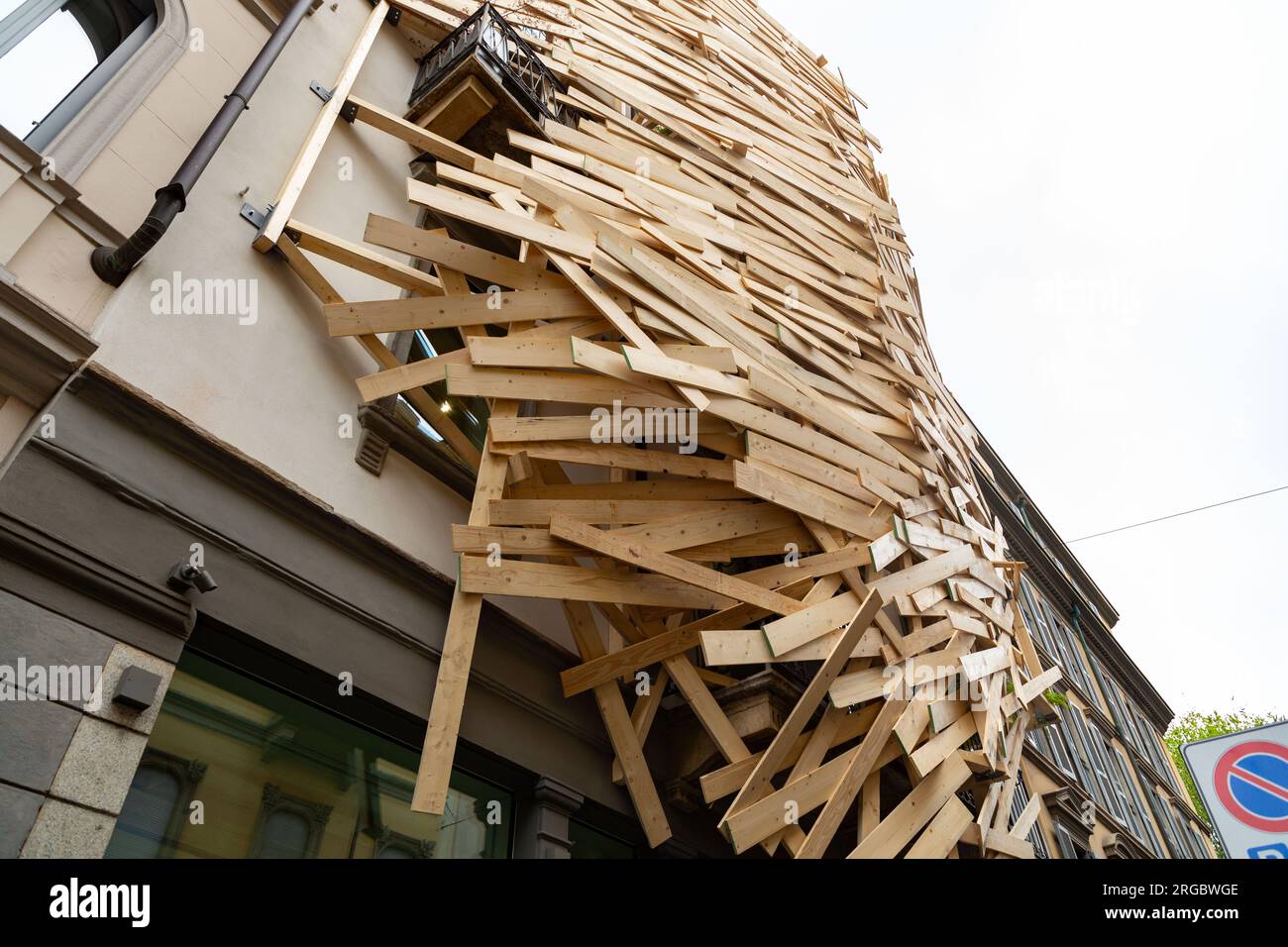 Milan, Italie - 29 mars 2022 : installation artistique intitulée nids in Milan de l'artiste multidiciplinaire japonais Tadashi Kawamata. Bois formé comme un bir Banque D'Images