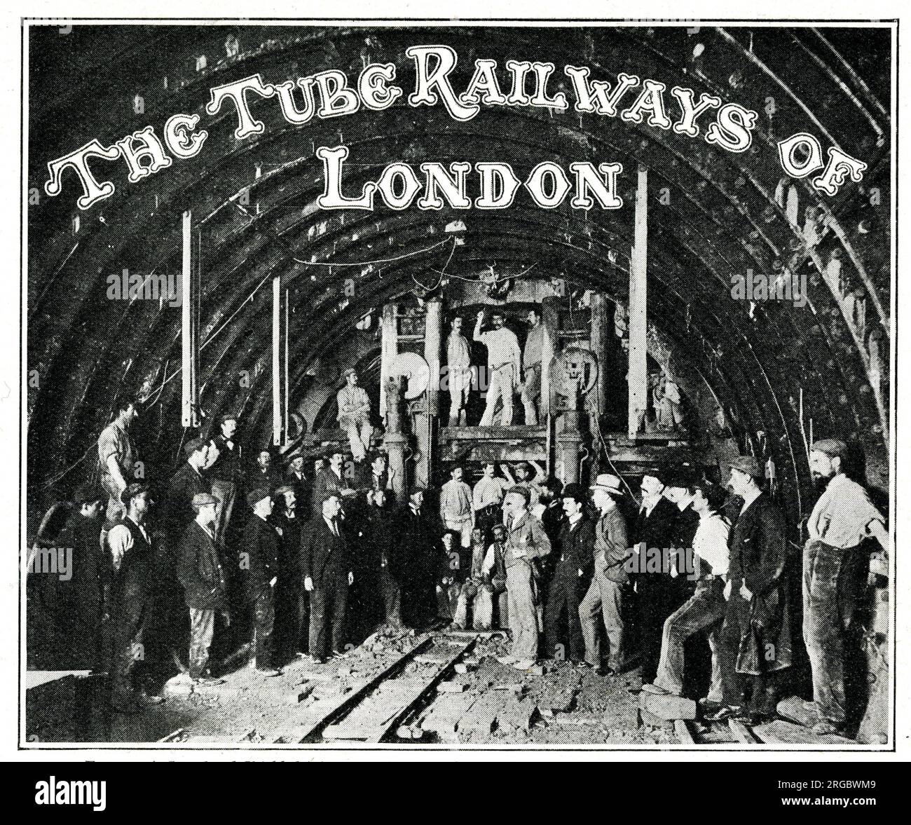 Les chemins de fer de métro de Londres - photo de groupe des ouvriers, avec le bouclier de tête d'impression conduisant un tunnel de station, les extrémités des vérins hydrauliques appuyant sur la bride de l'anneau le plus éloigné Banque D'Images