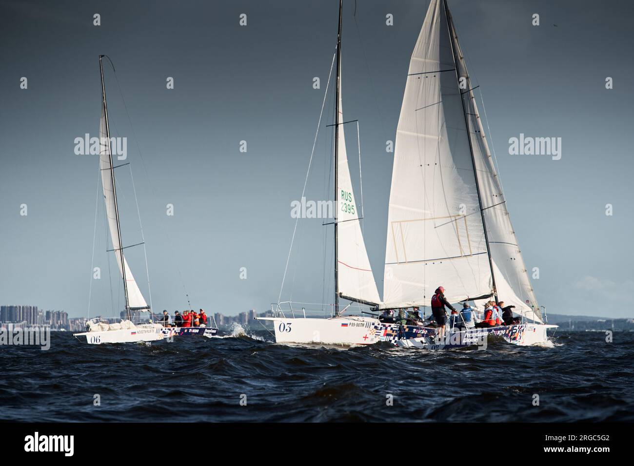 Russie, Saint-Pétersbourg, 07 juillet 2023 : la course à la voile, peu de bateaux dans un rouleau vont à grande vitesse, les bateaux à voile sont en régate au coucher du soleil, beaux marins Banque D'Images