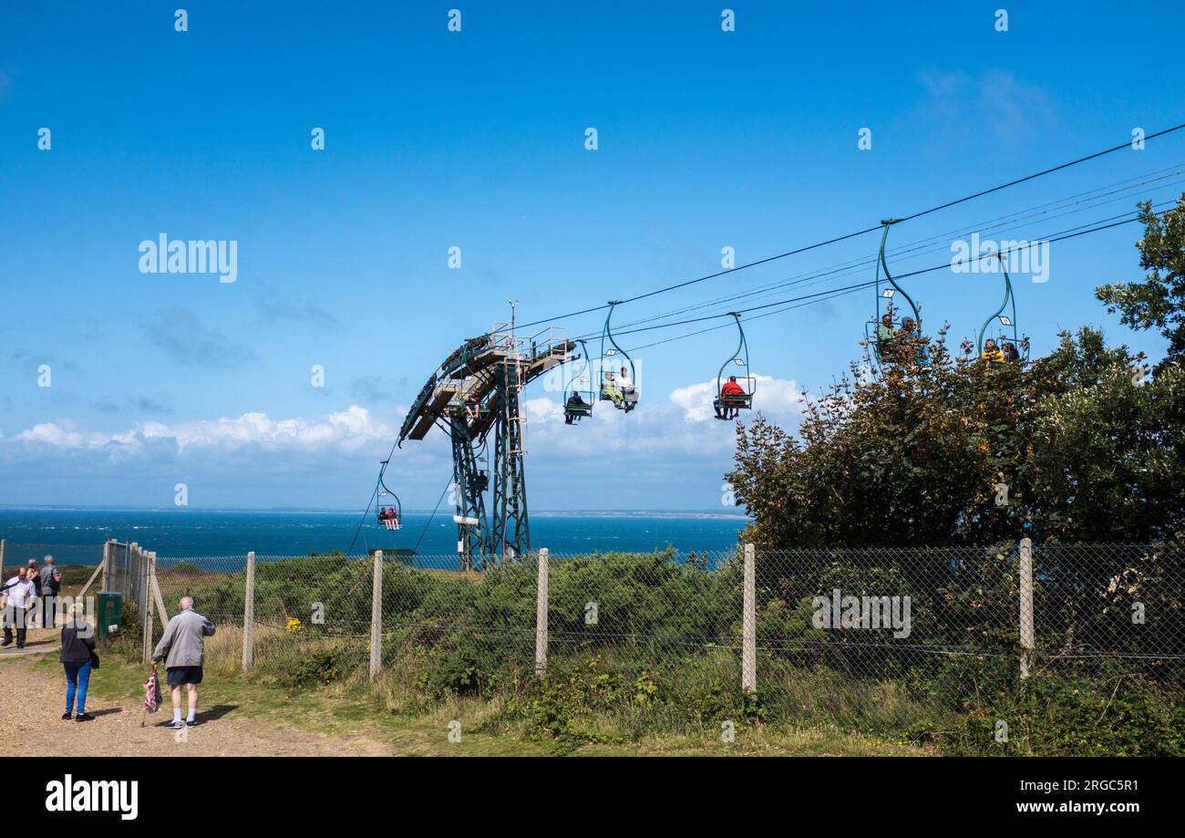 Les aiguilles à l'île de Wight, Angleterre, Royaume-Uni avec des gens regardant d'un télésiège suspendu Banque D'Images