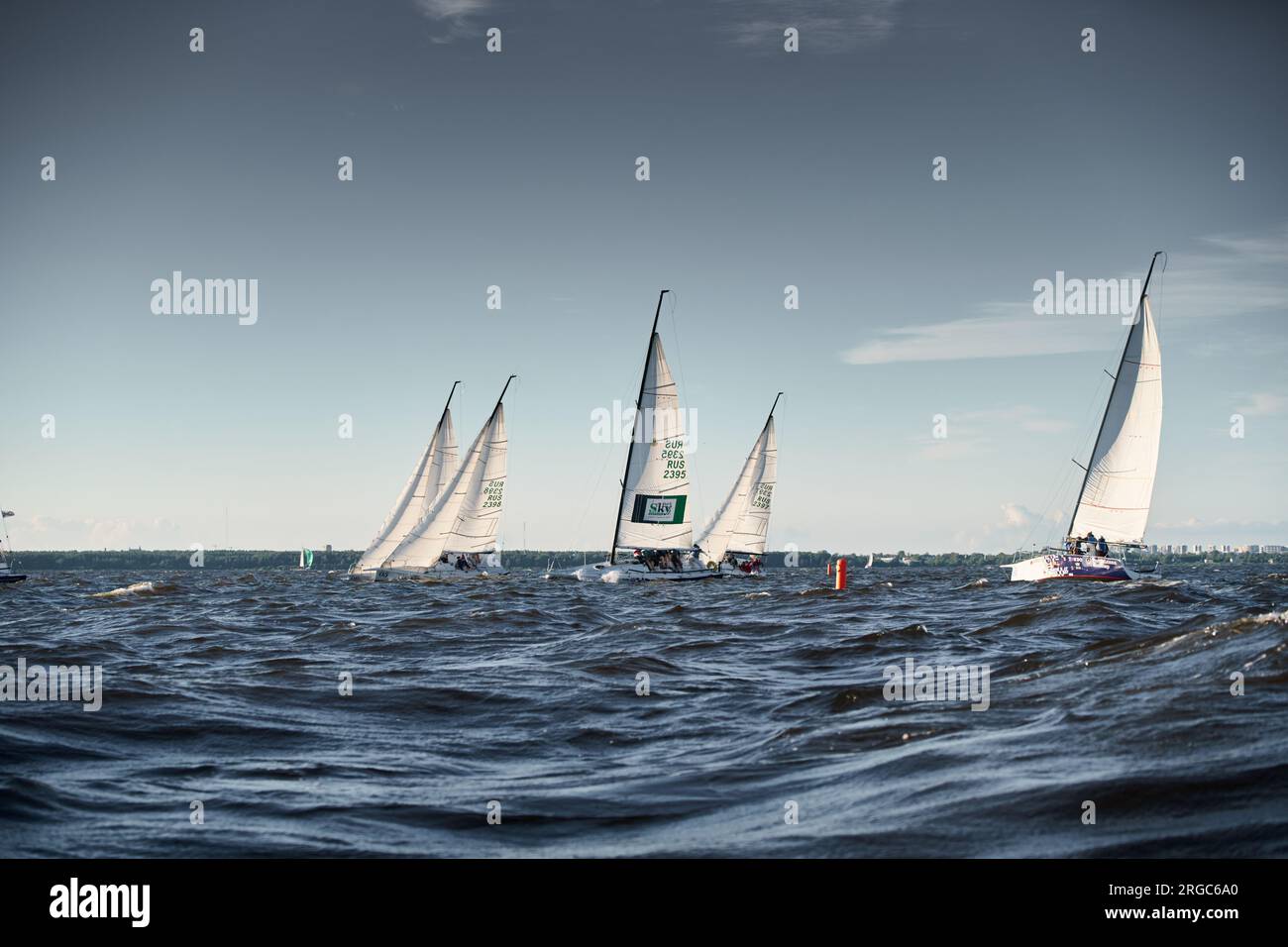 Russie, Saint-Pétersbourg, 07 juillet 2023 : la course à la voile, peu de bateaux dans un rouleau vont à grande vitesse, les bateaux à voile sont en régate au coucher du soleil, beaux marins Banque D'Images