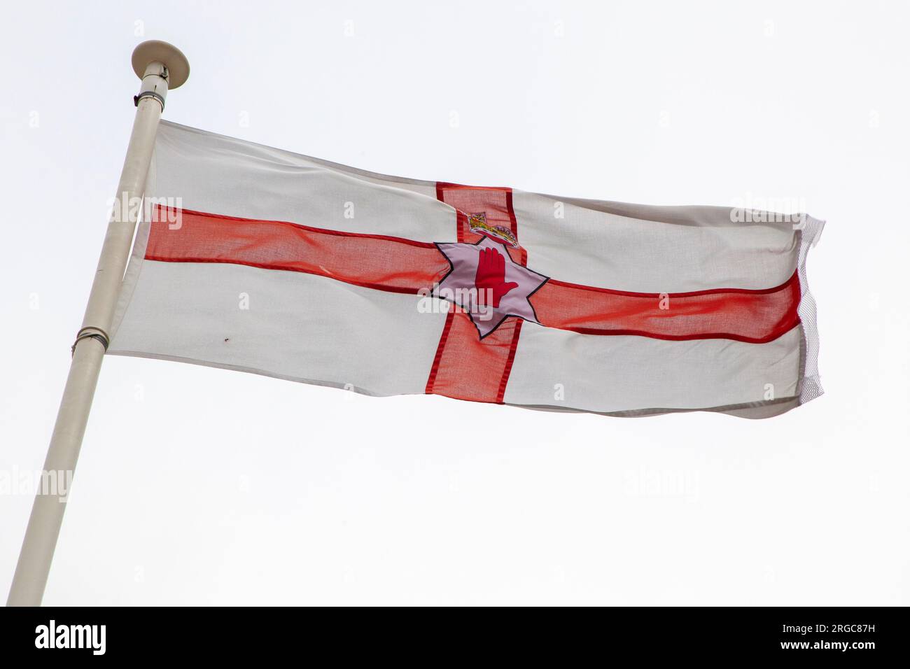Drapeau de l'Irlande du Nord (la bannière d'Ulster (irlandais : Meirge Uladh) à Clevedon, Angleterre Banque D'Images