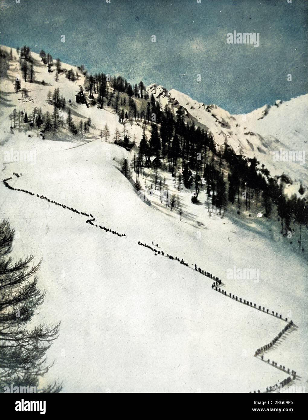 Les troupes italiennes d'Alpini forment une ligne en zigzag alors qu'elles montent à Monte Adamello pendant leur lutte alpine contre les Autrichiens pendant la première Guerre mondiale Banque D'Images