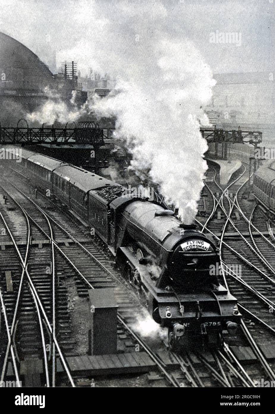 The Flying Scotsman sort de la gare de King's Cross au début de son arrêt non-stop de 392 miles à Édimbourg. Le trajet a pris un peu moins de huit heures en 1933. Banque D'Images