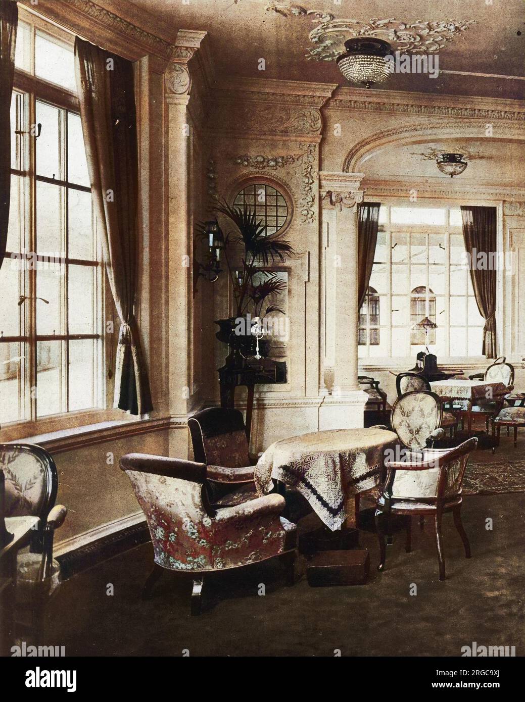 Vue sur l'un des nombreux éléments intérieurs luxueux du Titanic : la salle de lecture et d'écriture. Les passagers de première classe ont voyagé avec style à bord du Titanic, ayant libre accès à la salle de gym, le café parisien ? et la piscine. Construit par le chantier naval Harland et Wolff pour White Star Lines, le paquebot était presque identique à son navire jumeau, 'Olympic' et était un rival de 'Lusitania' et 'Pauretania' de Cunard. Lors de son premier voyage à travers l'Atlantique, le Titanic a frappé un iceberg le 15th avril 1912 et a sombré avec la perte de 1503 vies. Banque D'Images
