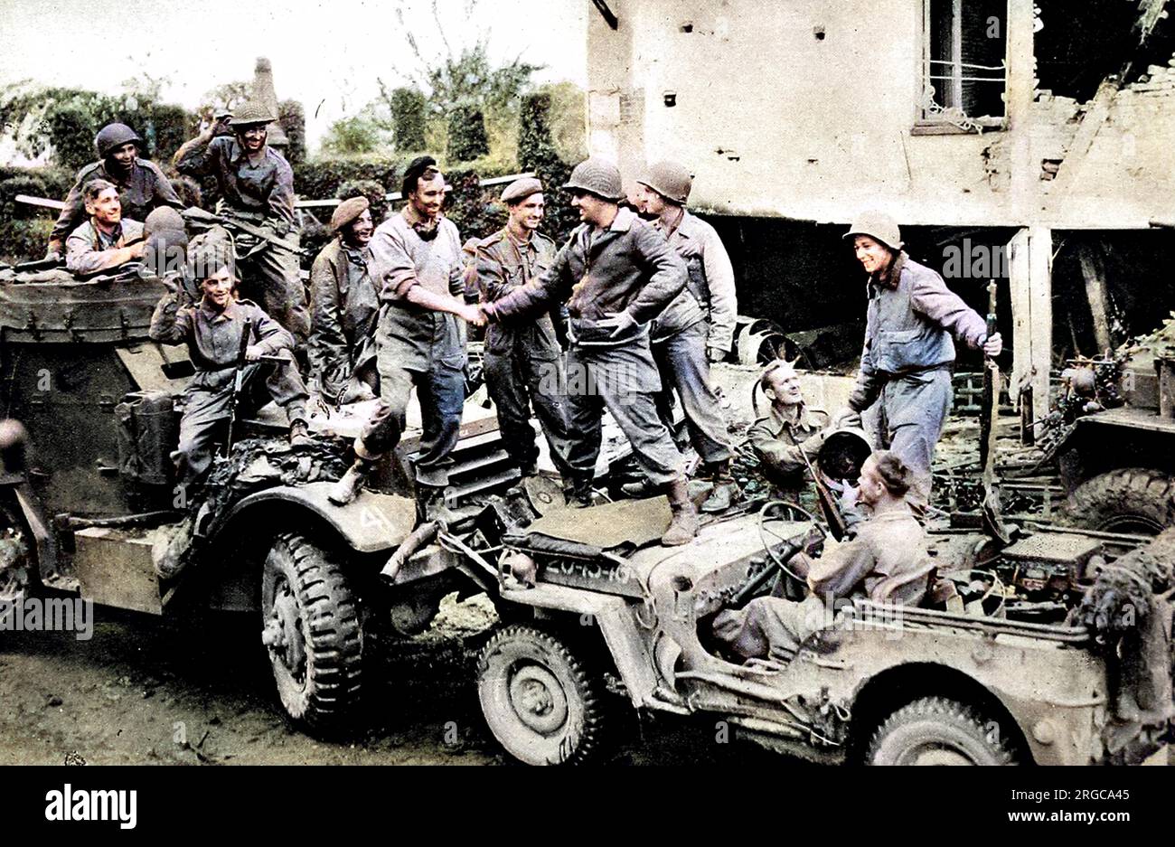 La rencontre entre les troupes américaines (à droite avec la jeep) et les troupes canadiennes (à gauche avec la demi-piste) pour marquer la fermeture de la «poche falaise» sur la route entre falaise et Argentan, France, 1944. En comblant le fossé à falaise, les forces alliées avaient achevé leur tentative d'encercler la cinquième Armée allemande et la septième Armée Panzer. Banque D'Images