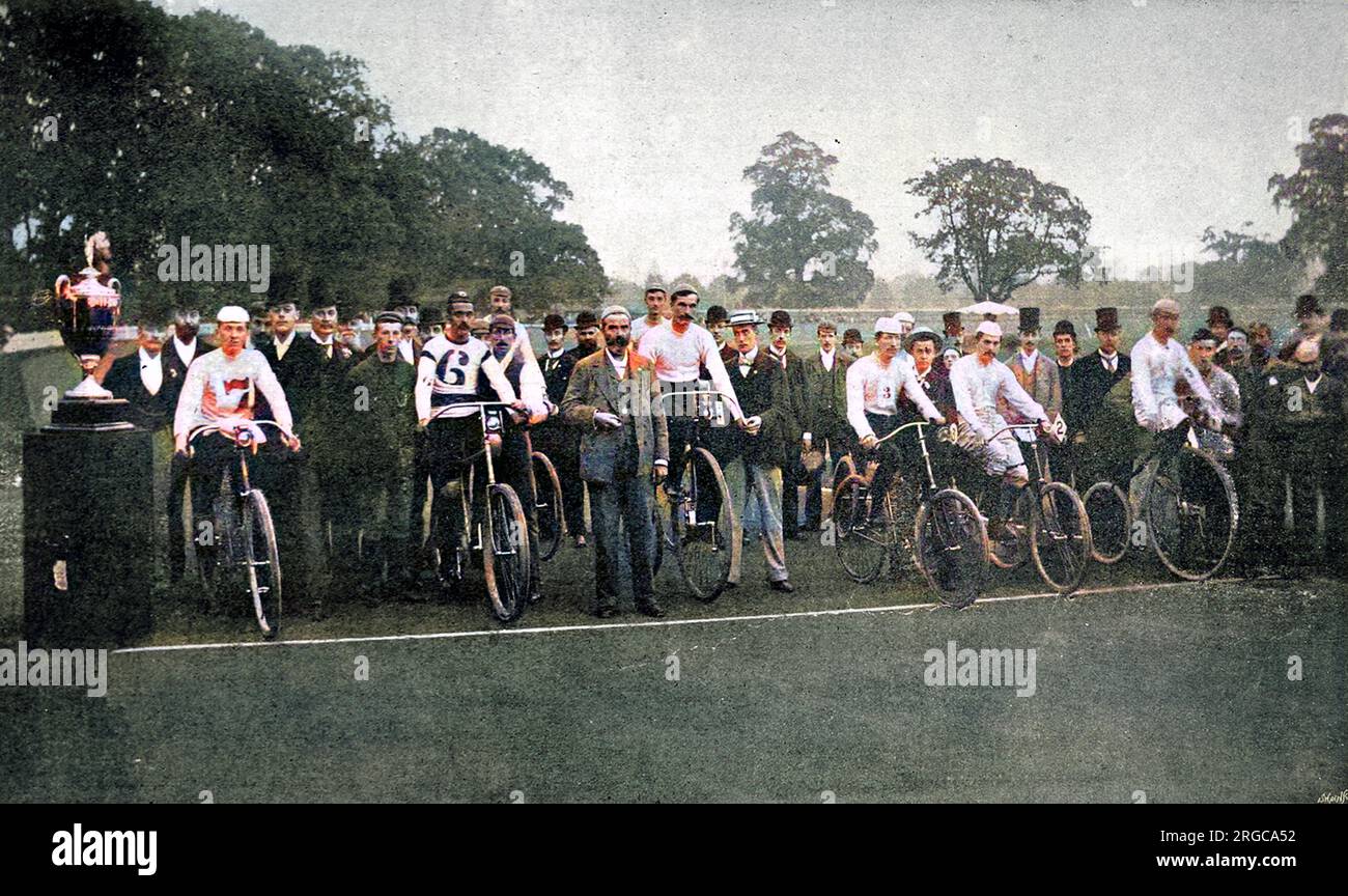 Les cyclistes participant à la course cycliste de 24 heures au vélodrome de Herne Hill, le 22nd juillet 1892, peu avant le début. La course a été remportée par F.W. Shorland (arrière-plan central dans l'image) qui a roulé un 'adapté ordinaire' (ou 'Penny farthing') pour atteindre une distance de 413 miles. J.M. James (à droite de l'image, non 3) est arrivé deuxième avec une distance de 407 milles. Banque D'Images