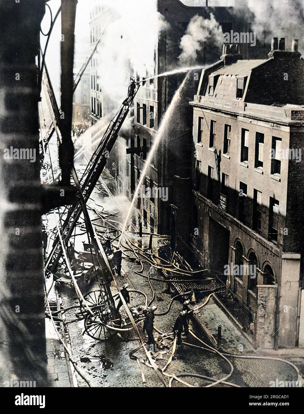 Des membres de la brigade des pompiers de Londres s'attaquent à un incendie dans l'entrepôt de peinture et de vernis de Samuel Ward & Co., à Great Guildford Street, Southwark, en août 1926. Banque D'Images