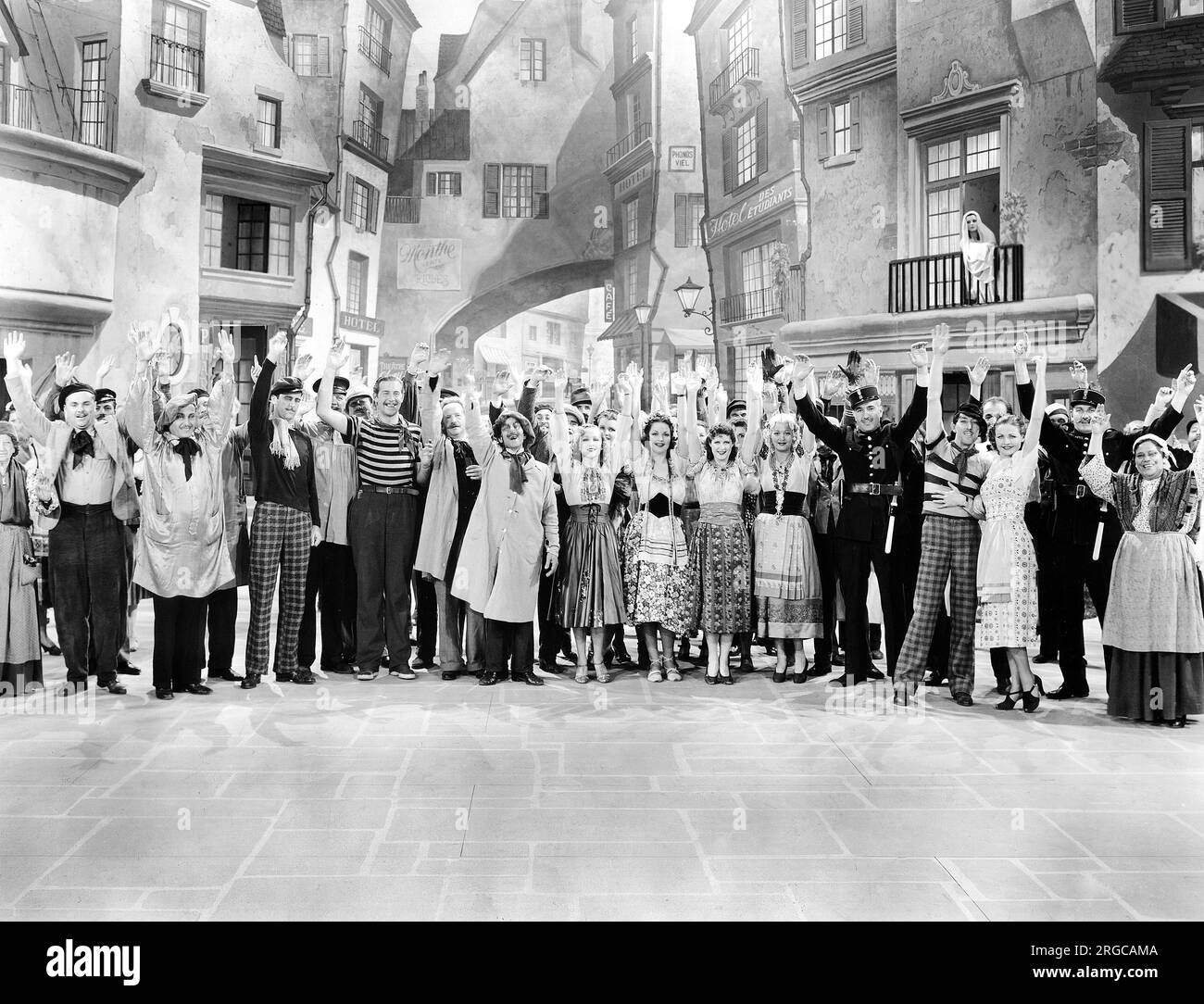Grande Street Scene production, sur le tournage du film, 'Gold Diggers in Paris', Warner Bros., 1938 Banque D'Images