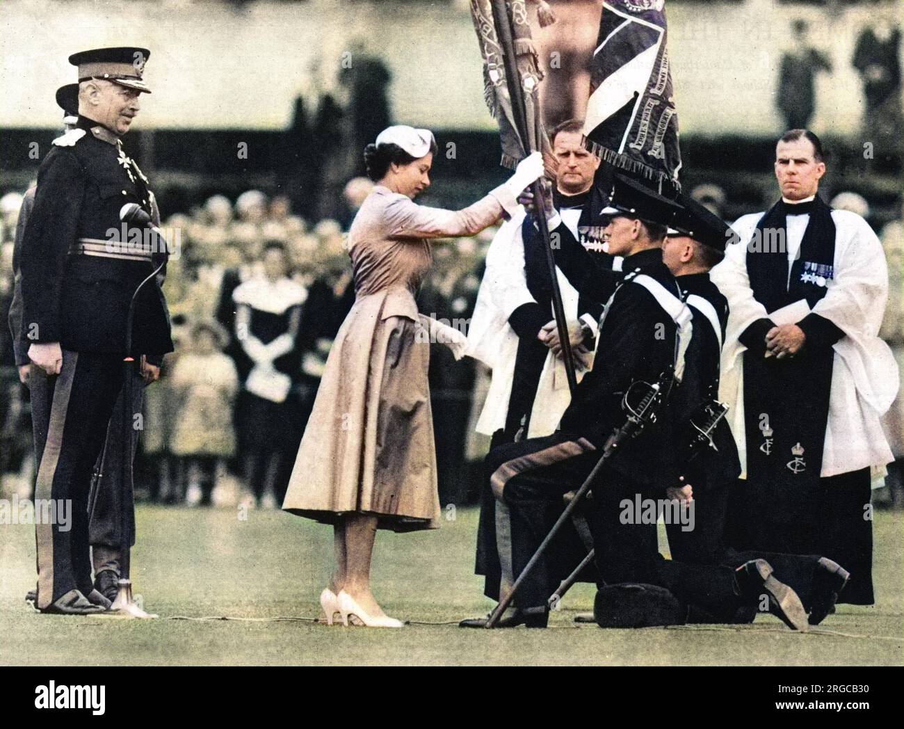 Dans son rôle de capitaine-général de l'honorable Compagnie d'artillerie, la Reine présente de nouvelles couleurs au lieutenant F.H.B Layfield,Right (Queen's Color) et au lieutenant J.S. Teakle (couleur régimentaire). C'était la première fois que le souverain a présenté de nouvelles couleurs à l'entreprise. Banque D'Images