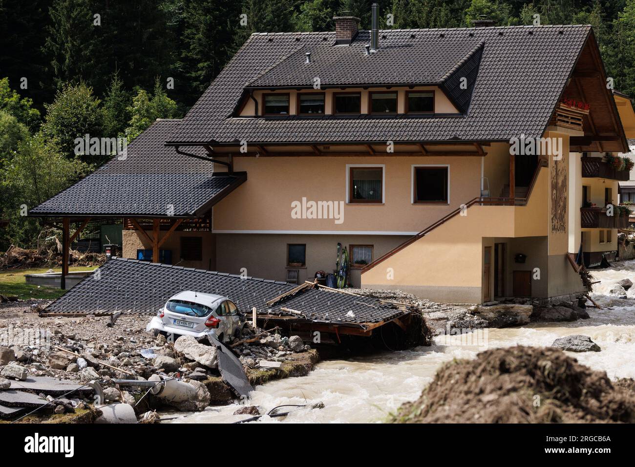 Raduha, Slovénie. 08 août 2023. Des maisons endommagées par les inondations sont observées à Raduha après que des inondations majeures ont frappé les deux tiers du pays il y a quelques jours. Des efforts de nettoyage et de sauvetage ont été réalisés après les inondations majeures en Slovénie. Certaines zones de la vallée de la rivière Savinja sont encore coupées du reste du monde. Les dégâts sont énormes. Crédit : SOPA Images Limited/Alamy Live News Banque D'Images