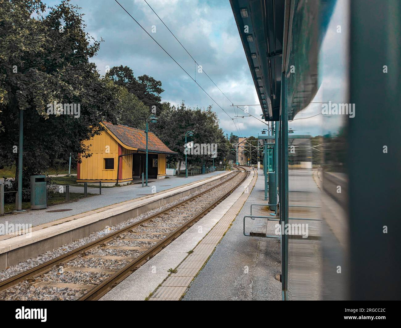 Vue de la gare contre le ciel nuageux Banque D'Images