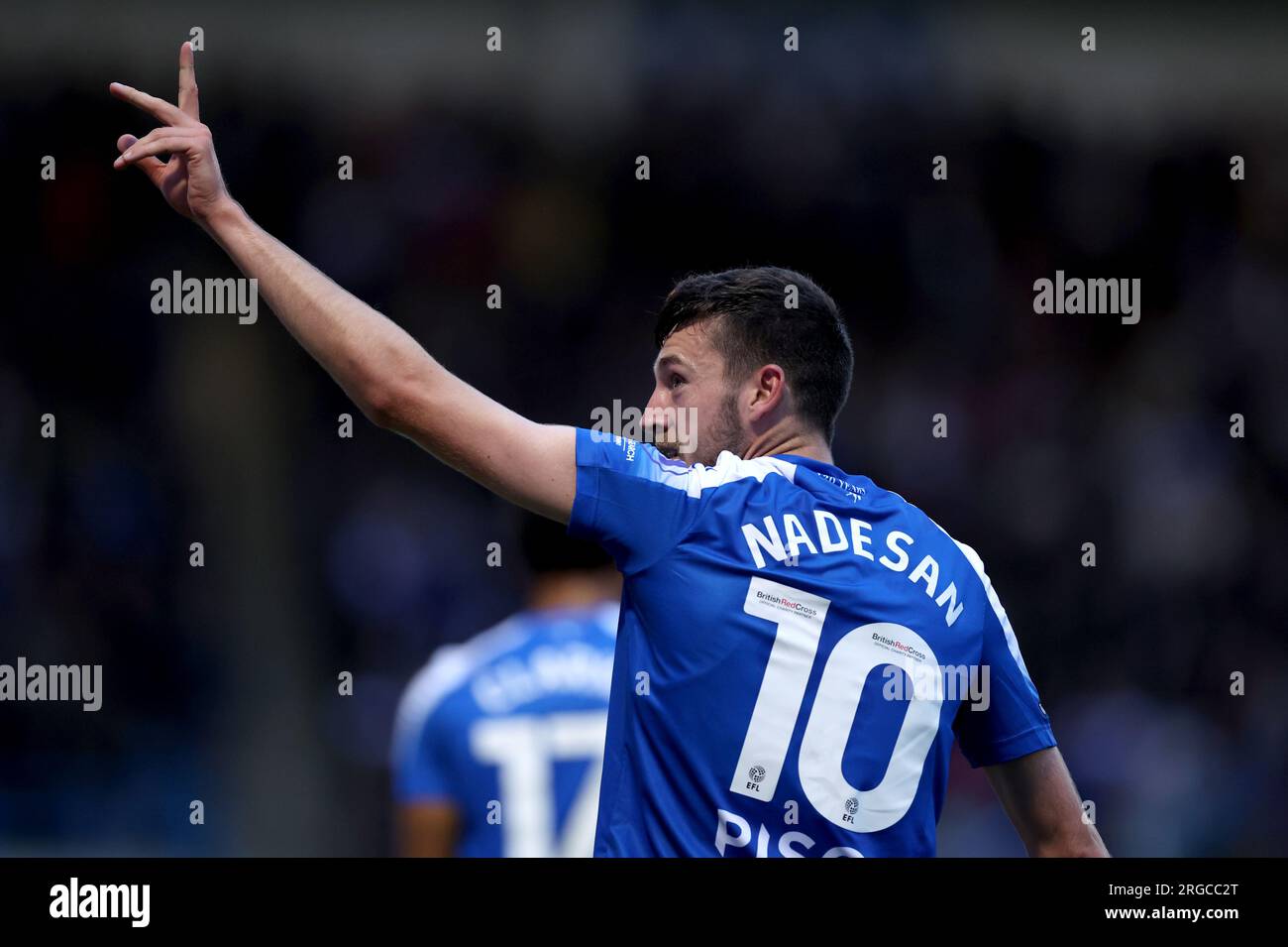 Ashley Nadesan de Gillingham célèbre avoir marqué le but d’ouverture avec ses coéquipiers lors du match de premier tour de la coupe Carabao au Priestfield Stadium, à Gillingham. Date de la photo : mardi 8 août 2023. Banque D'Images