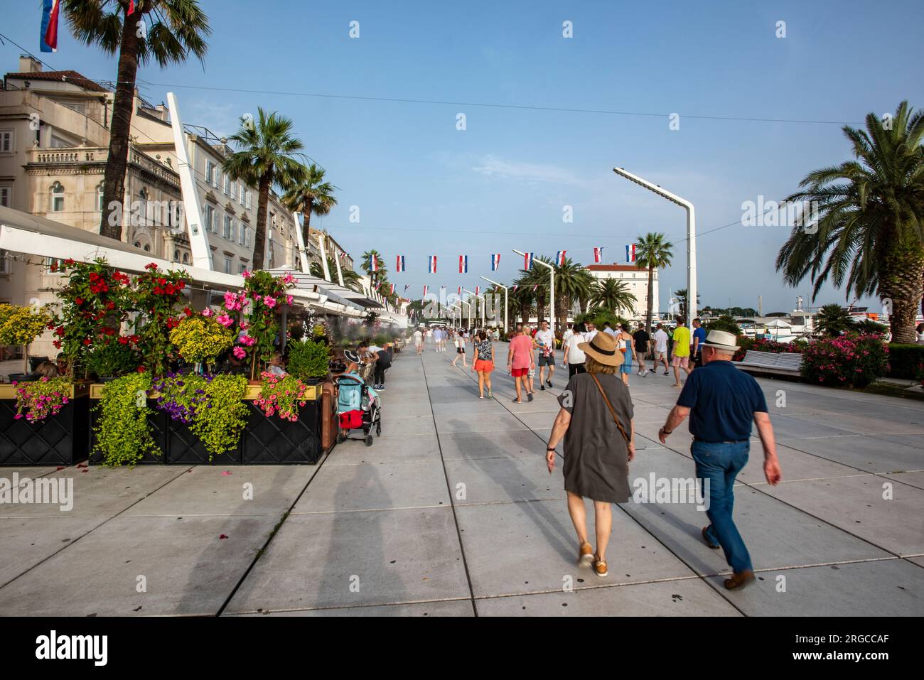 couple plus âgé marchant le long de la rue principale dans la vieille ville de grad split en croatie. Banque D'Images
