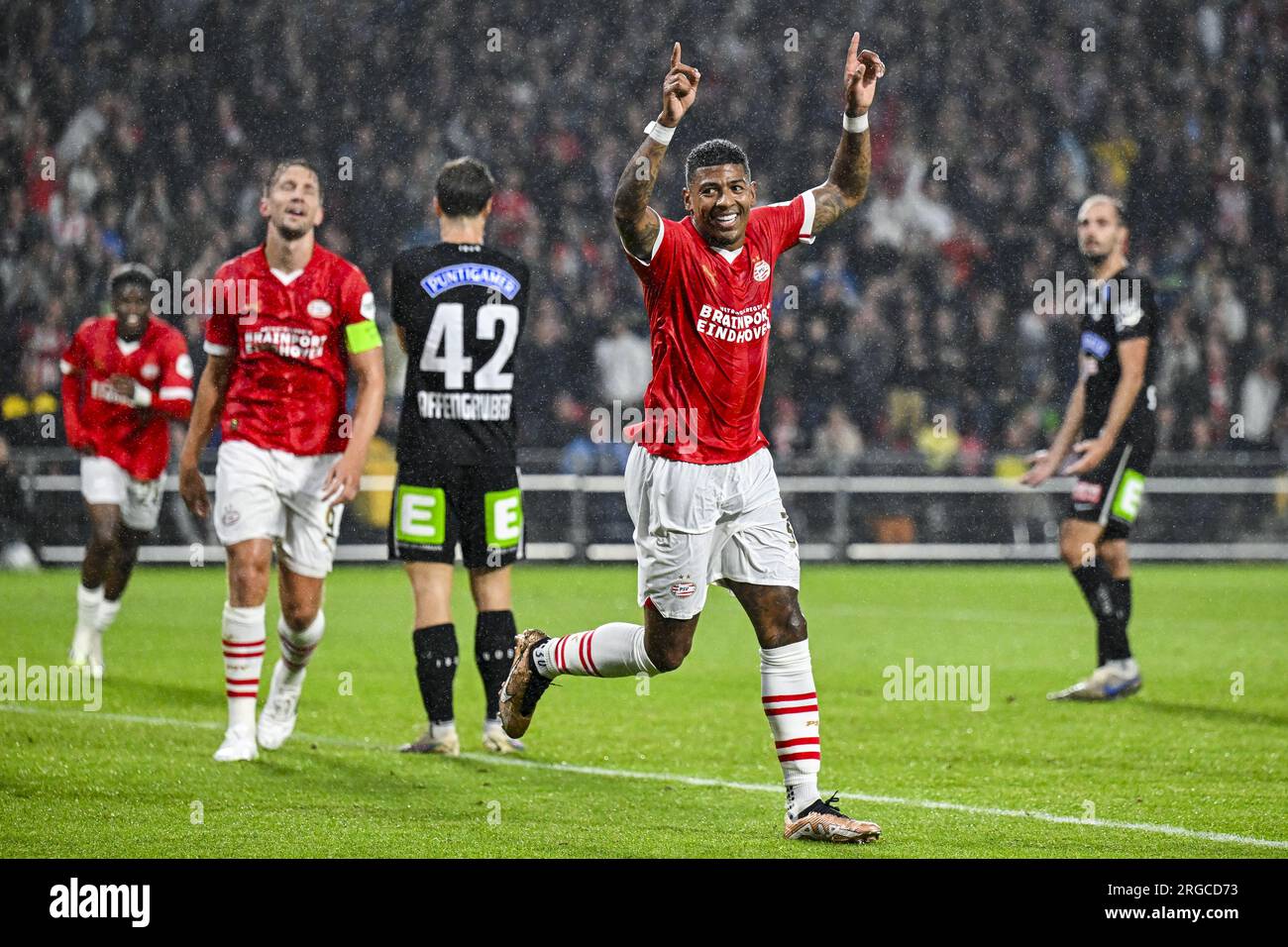 EINDHOVEN - 08/08/2023, Patrick van Aanholt du PSV Eindhoven célèbre le 4-1 inadmissible lors du troisième tour de qualification de l'UEFA Champions League entre le PSV Eindhoven et Sturm Graz au stade Phillips le 8 août 2023 à Eindhoven, aux pays-Bas. ANP OLAF KRAAK Banque D'Images