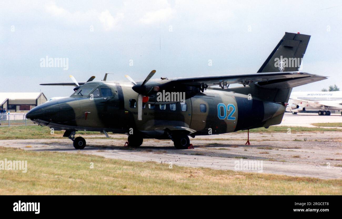 Force aérienne lituanienne - Let L-410 Turbolet 02 Blue (msn 07-39), à RAF Fairford le 20 juillet 2002. Banque D'Images