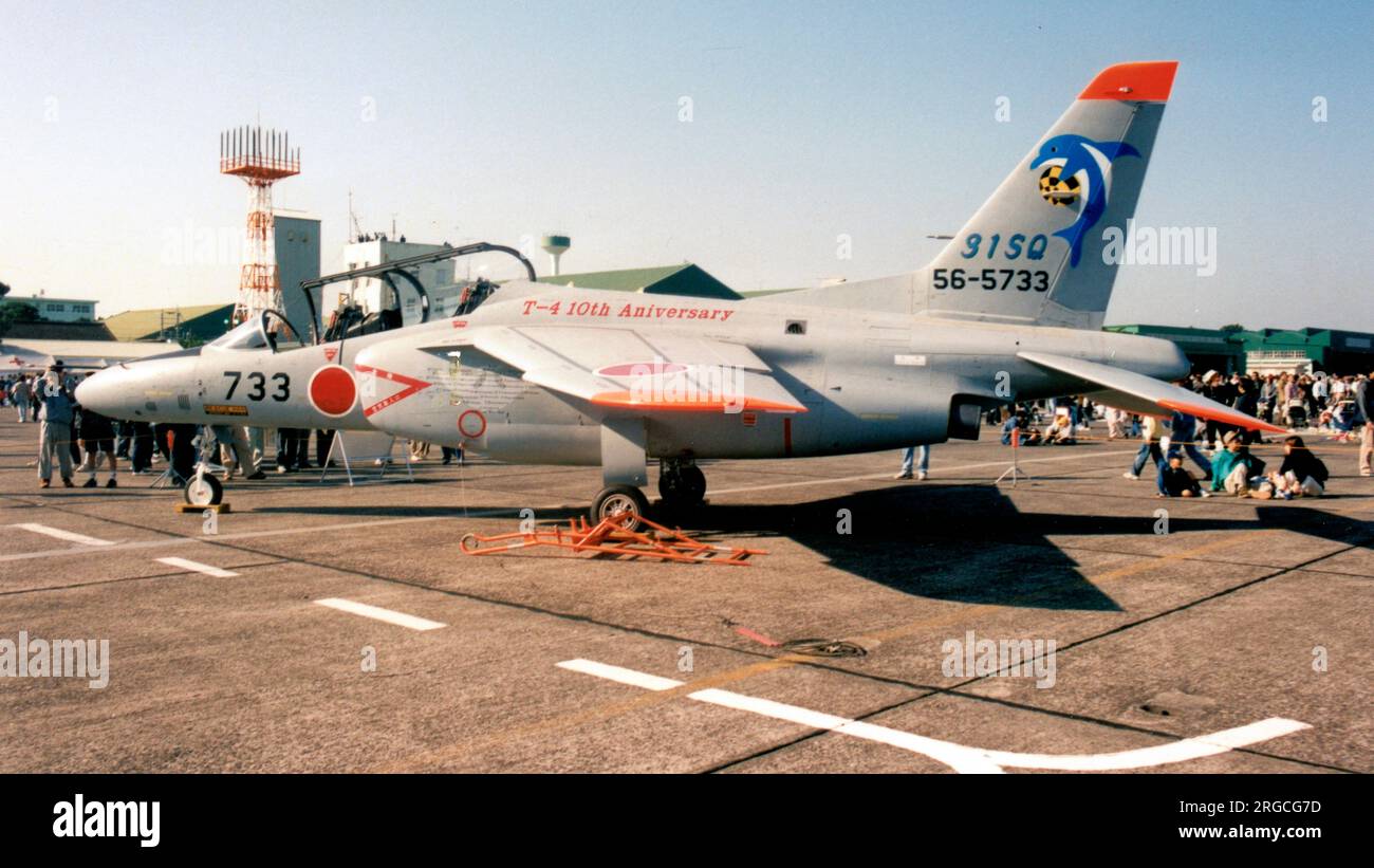 Force d'autodéfense aérienne japonaise - Kawasaki T-4 56-5733 (msn 1133) Banque D'Images