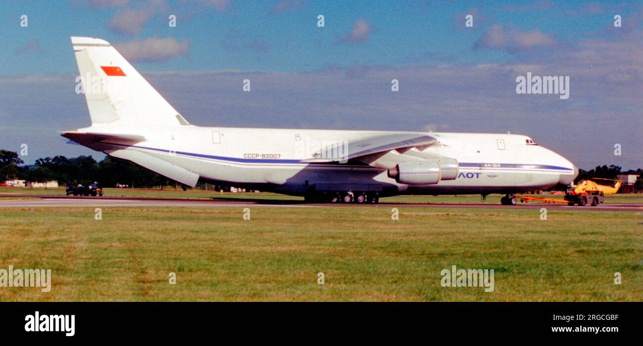 Antonov an-124-100 Ruslan SSSR-82007 (msn 19530501005-105), au salon de l'air de la SBAC Farnborough en septembre 1988. (Note: SSSR - Soyuz Sovetskikh Sotsialisticheskikh Respublik - SSSR = CCCP en cyrillique) Banque D'Images